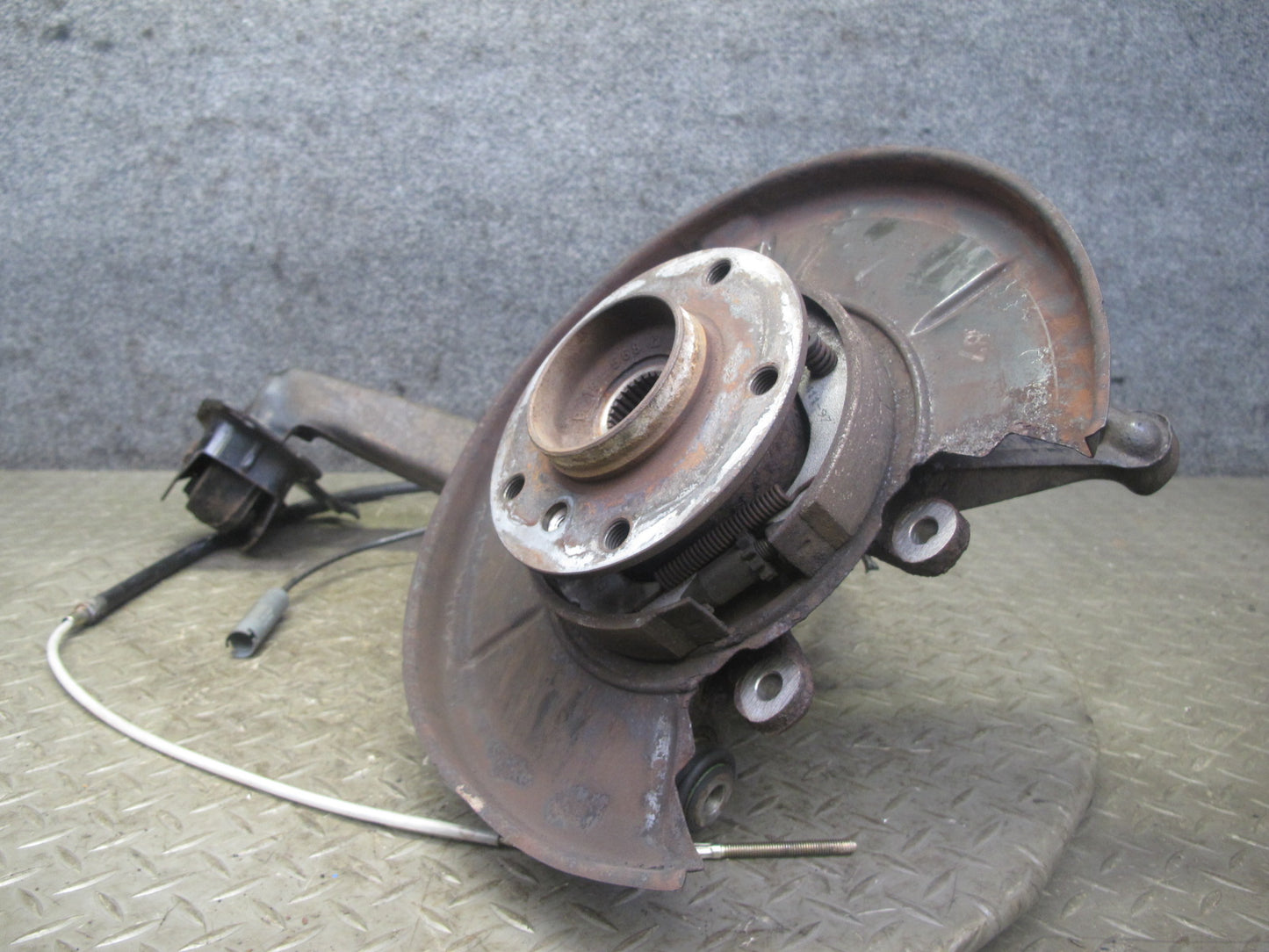 96-97 BMW E36 328iC Convert RWD Rear Right Trailing Arm Knuckle Wheel Hub OEM