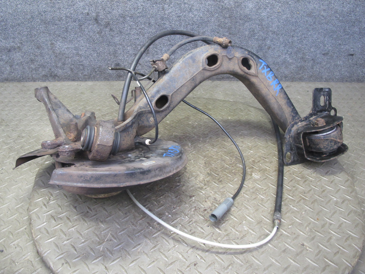 96-97 BMW E36 328iC Convert RWD Rear Right Trailing Arm Knuckle Wheel Hub OEM