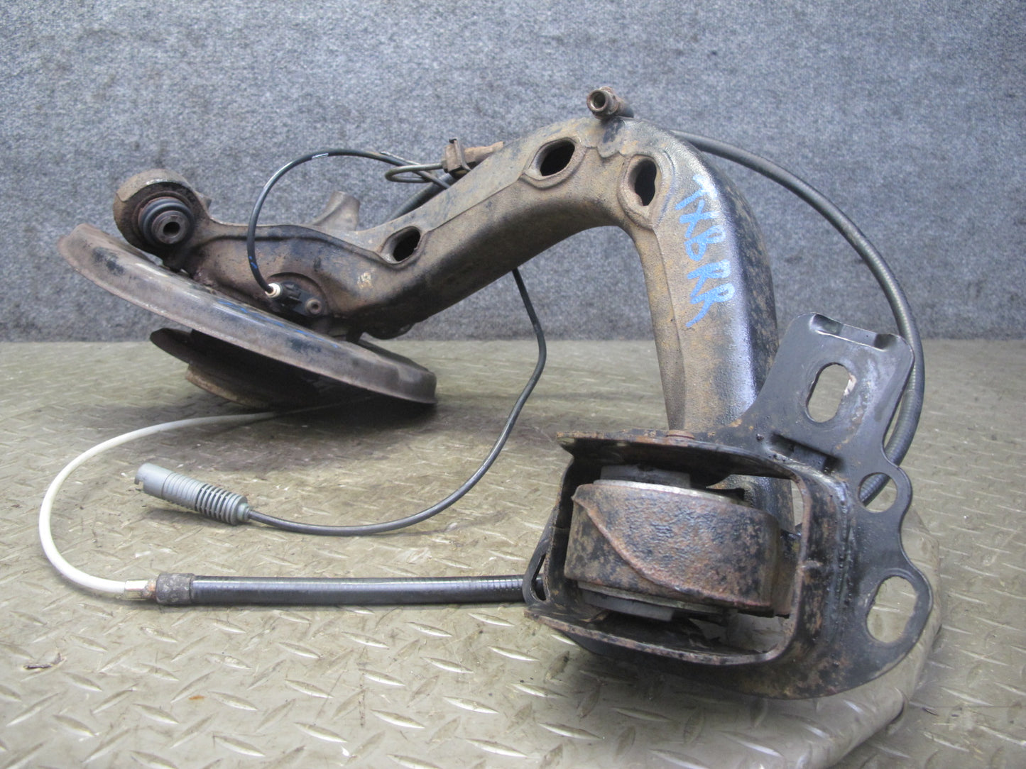 96-97 BMW E36 328iC Convert RWD Rear Right Trailing Arm Knuckle Wheel Hub OEM