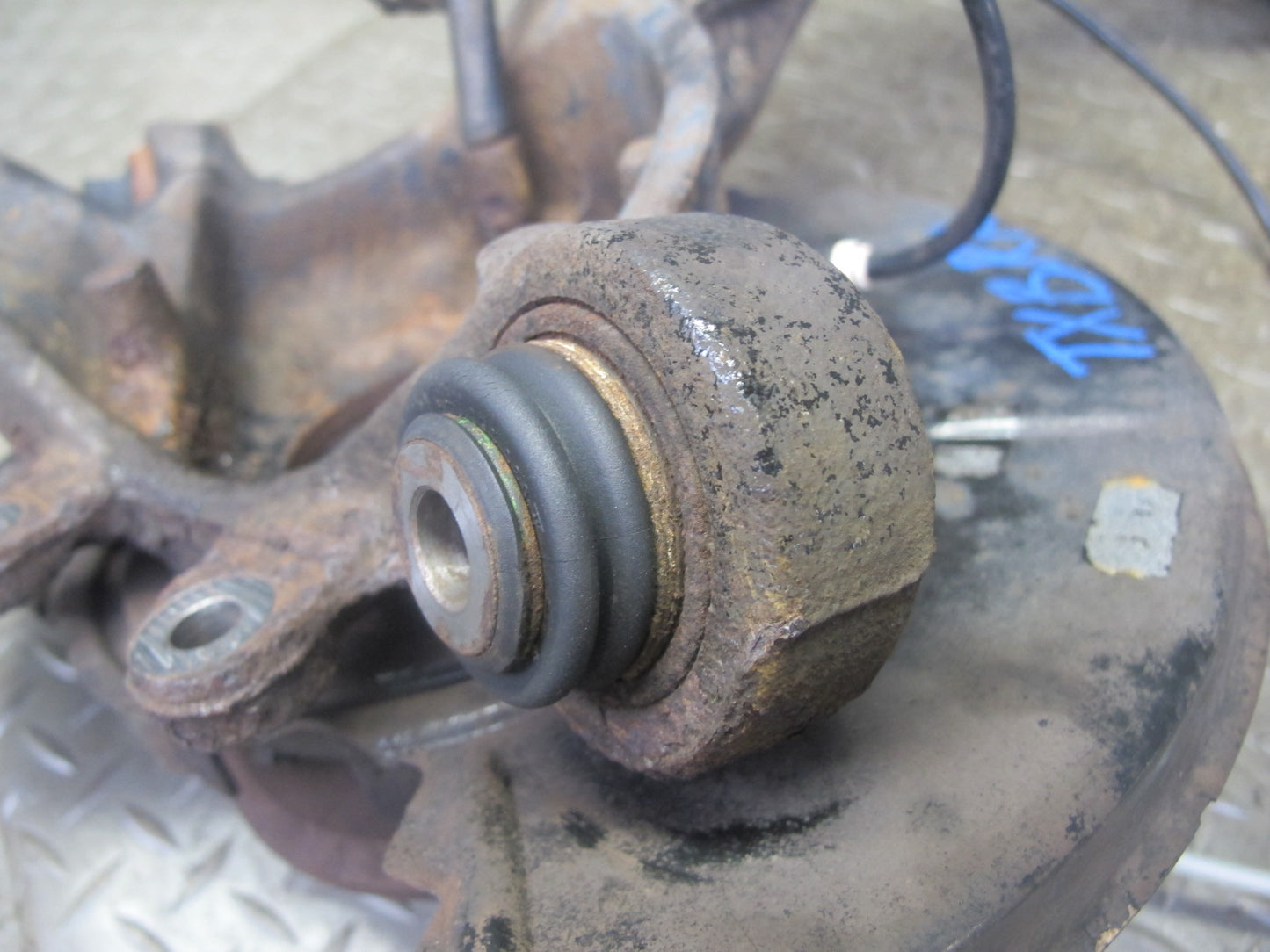 96-97 BMW E36 328iC Convert RWD Rear Right Trailing Arm Knuckle Wheel Hub OEM