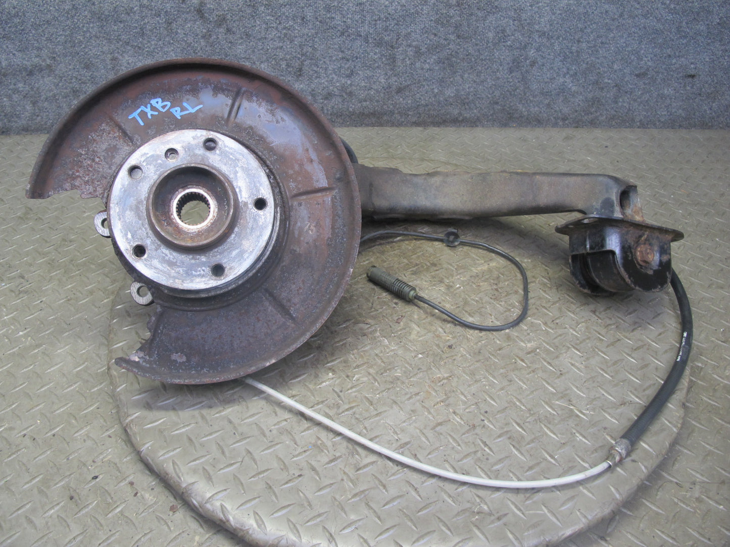 96-97 BMW E36 328iC Convertible RWD Rear Left Trailing Arm Knuckle Wheel Hub OEM