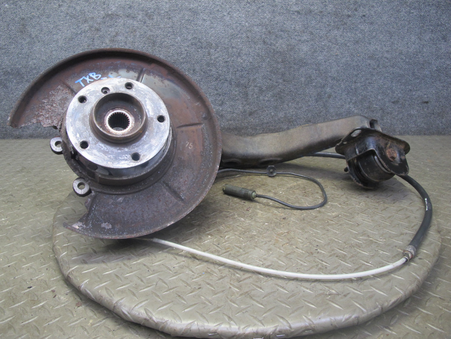 96-97 BMW E36 328iC Convertible RWD Rear Left Trailing Arm Knuckle Wheel Hub OEM