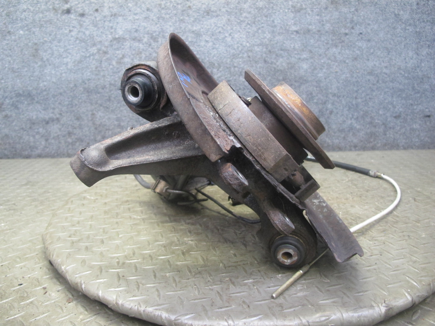 96-97 BMW E36 328iC Convertible RWD Rear Left Trailing Arm Knuckle Wheel Hub OEM