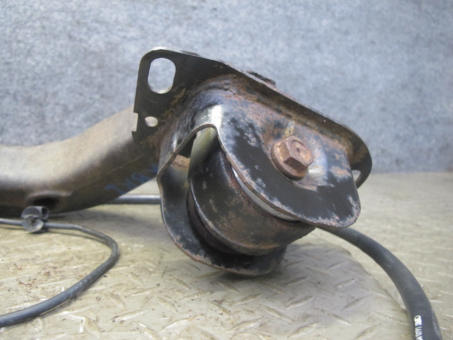 96-97 BMW E36 328iC Convertible RWD Rear Left Trailing Arm Knuckle Wheel Hub OEM