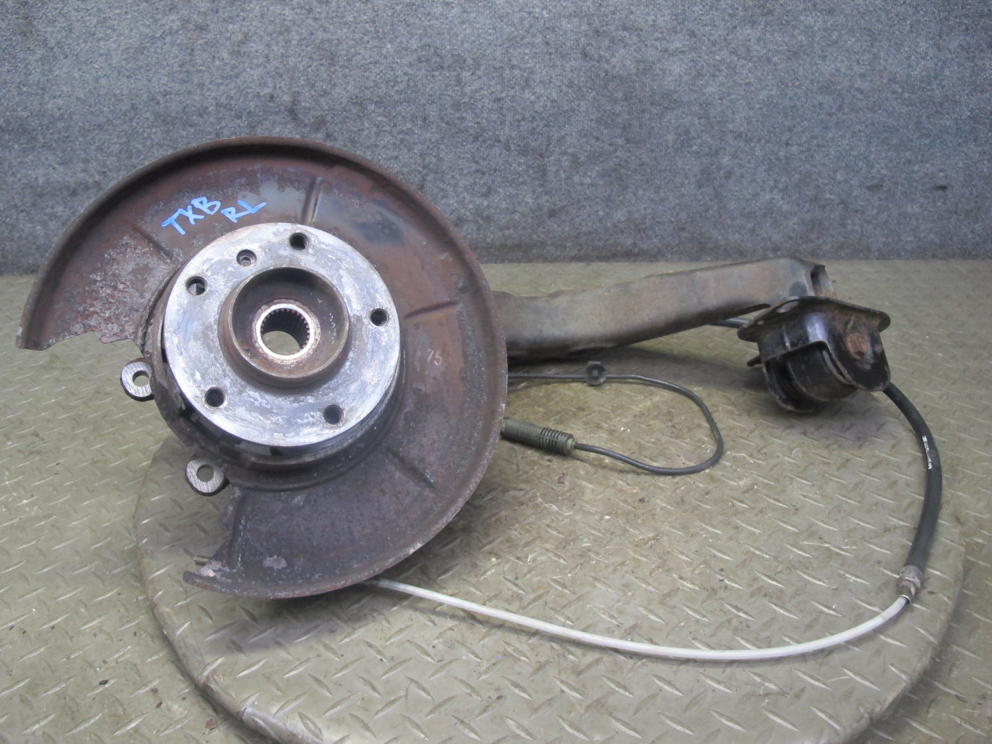 96-97 BMW E36 328iC Convertible RWD Rear Left Trailing Arm Knuckle Wheel Hub OEM