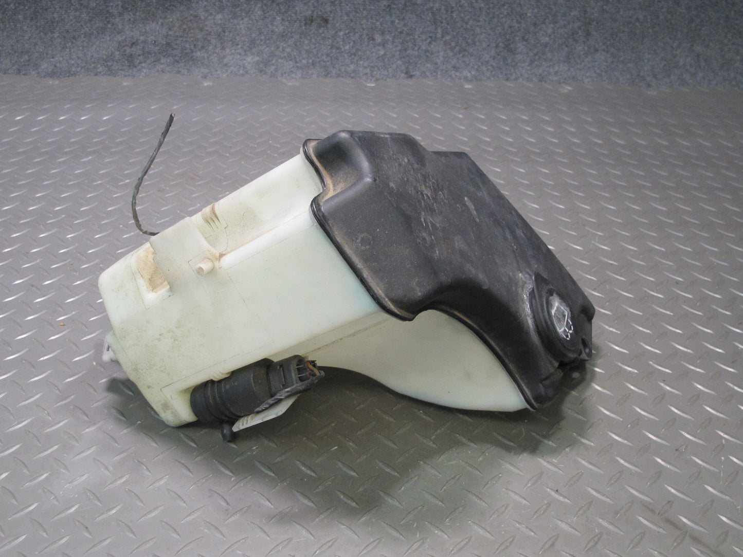 01-06 BMW E46 330CI Windshield Washer Fluid Reservoir Tank w Pump 7007970 OEM