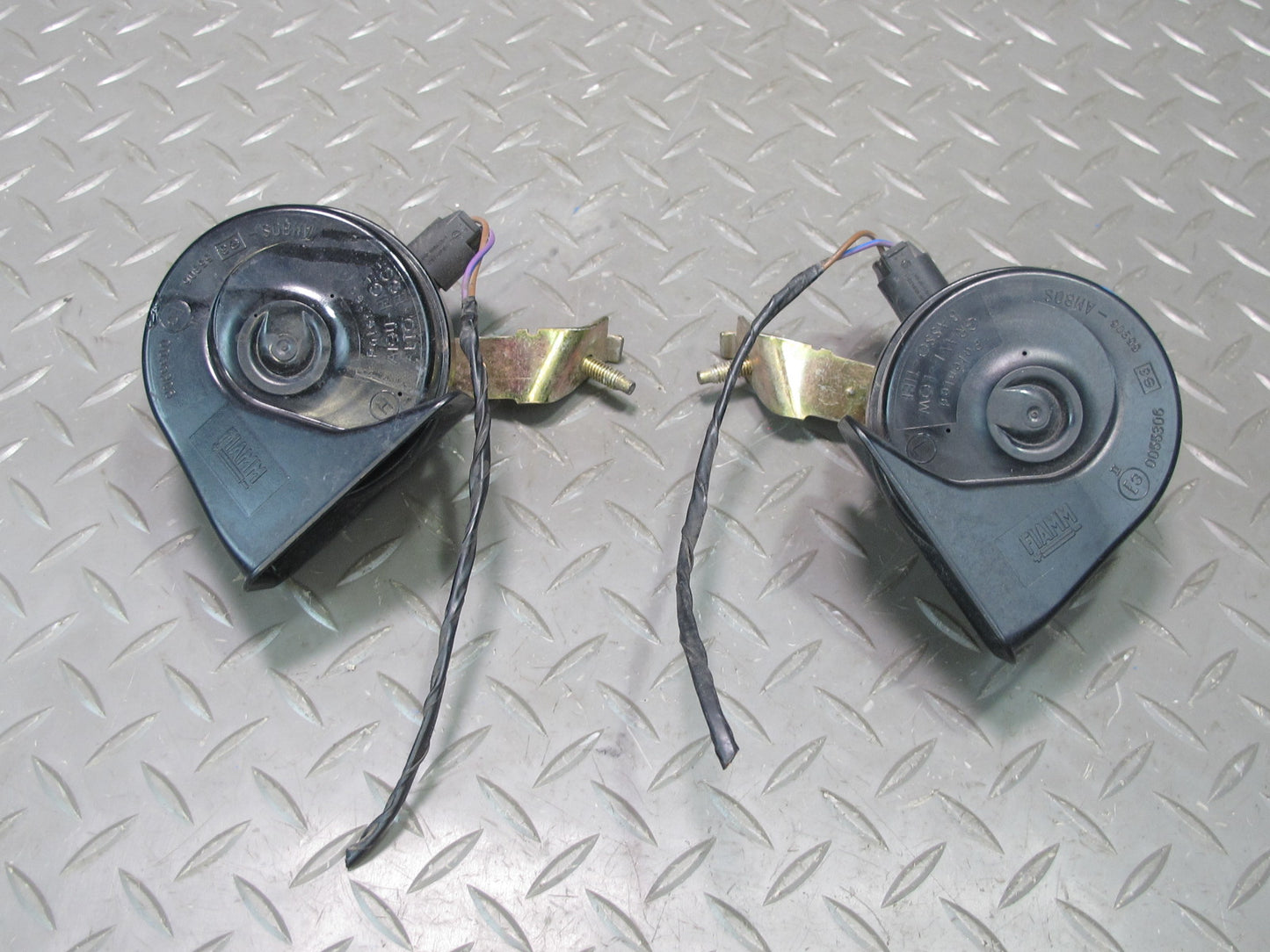 01-06 BMW E46 325CI 330CI Set of 2 High & Low Tone Note Pitch Horn Signal OEM