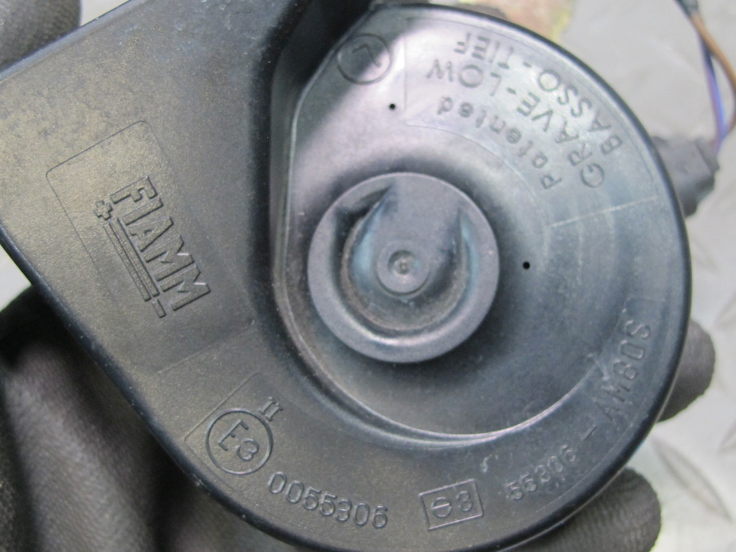 01-06 BMW E46 325CI 330CI Set of 2 High & Low Tone Note Pitch Horn Signal OEM