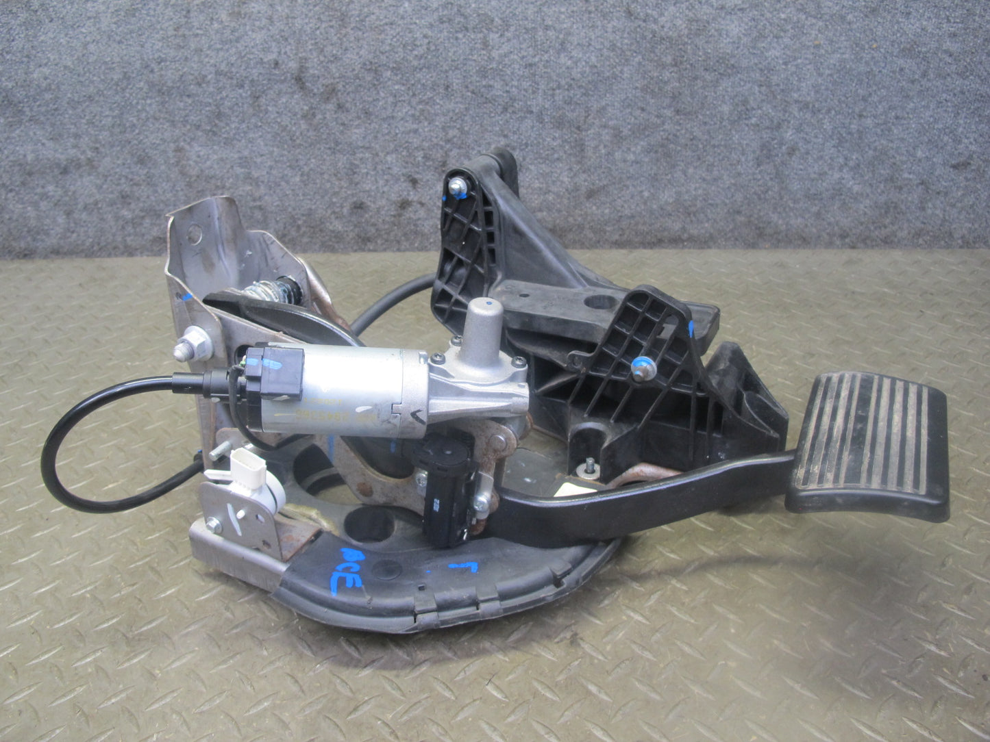 2007-2014 Cadillac Escalade Adjustable Brake Pedal Assembly