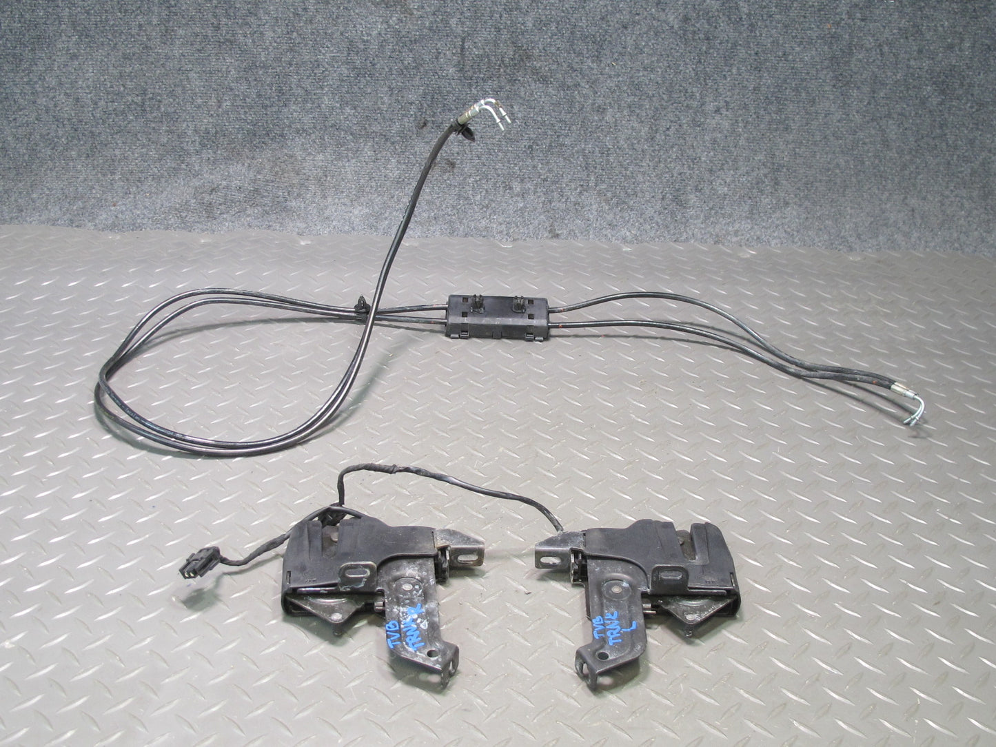 01-06 BMW E46 330ci Conv Rear Folding TOP Roof Lock Latch Set w Hydro Line OEM