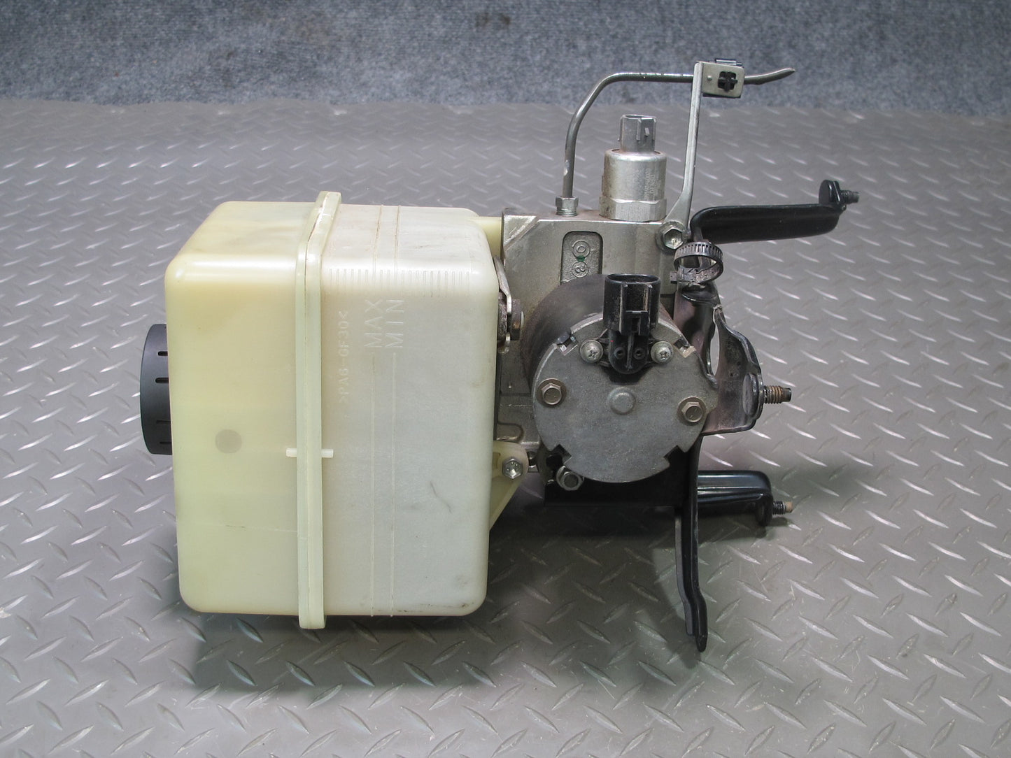 2003-2007 Lexus UZJ100L LX470 Air Ride Suspension Height Pump Motor w Reservoir