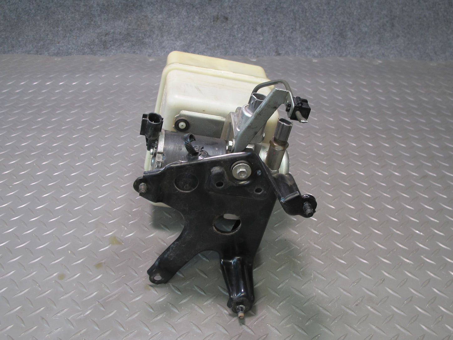 2003-2007 Lexus UZJ100L LX470 Air Ride Suspension Height Pump Motor w Reservoir