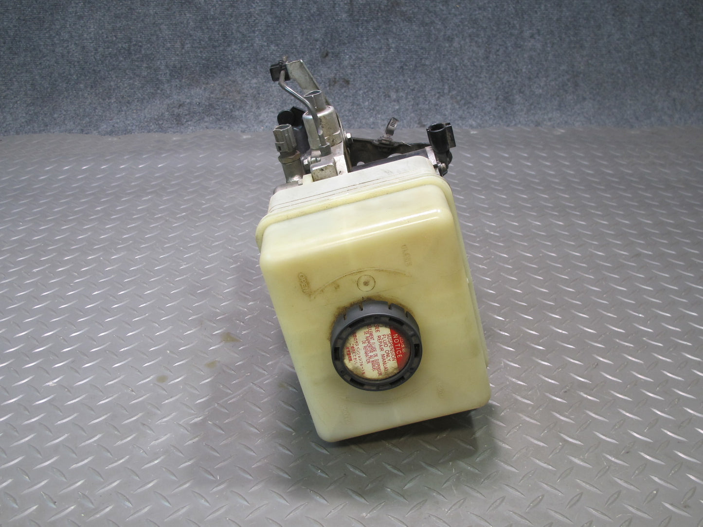 2003-2007 Lexus UZJ100L LX470 Air Ride Suspension Height Pump Motor w Reservoir