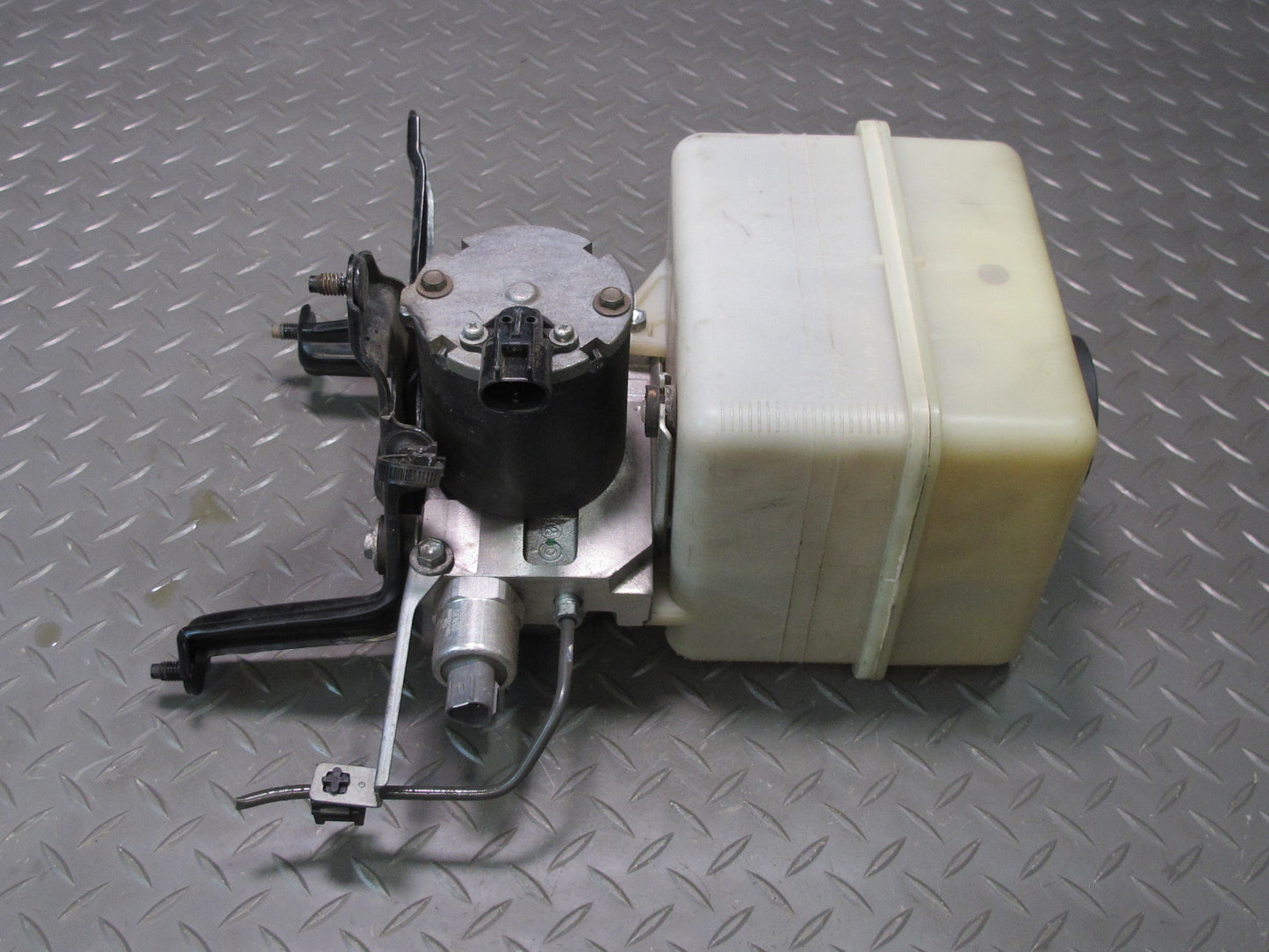 2003-2007 Lexus UZJ100L LX470 Air Ride Suspension Height Pump Motor w Reservoir