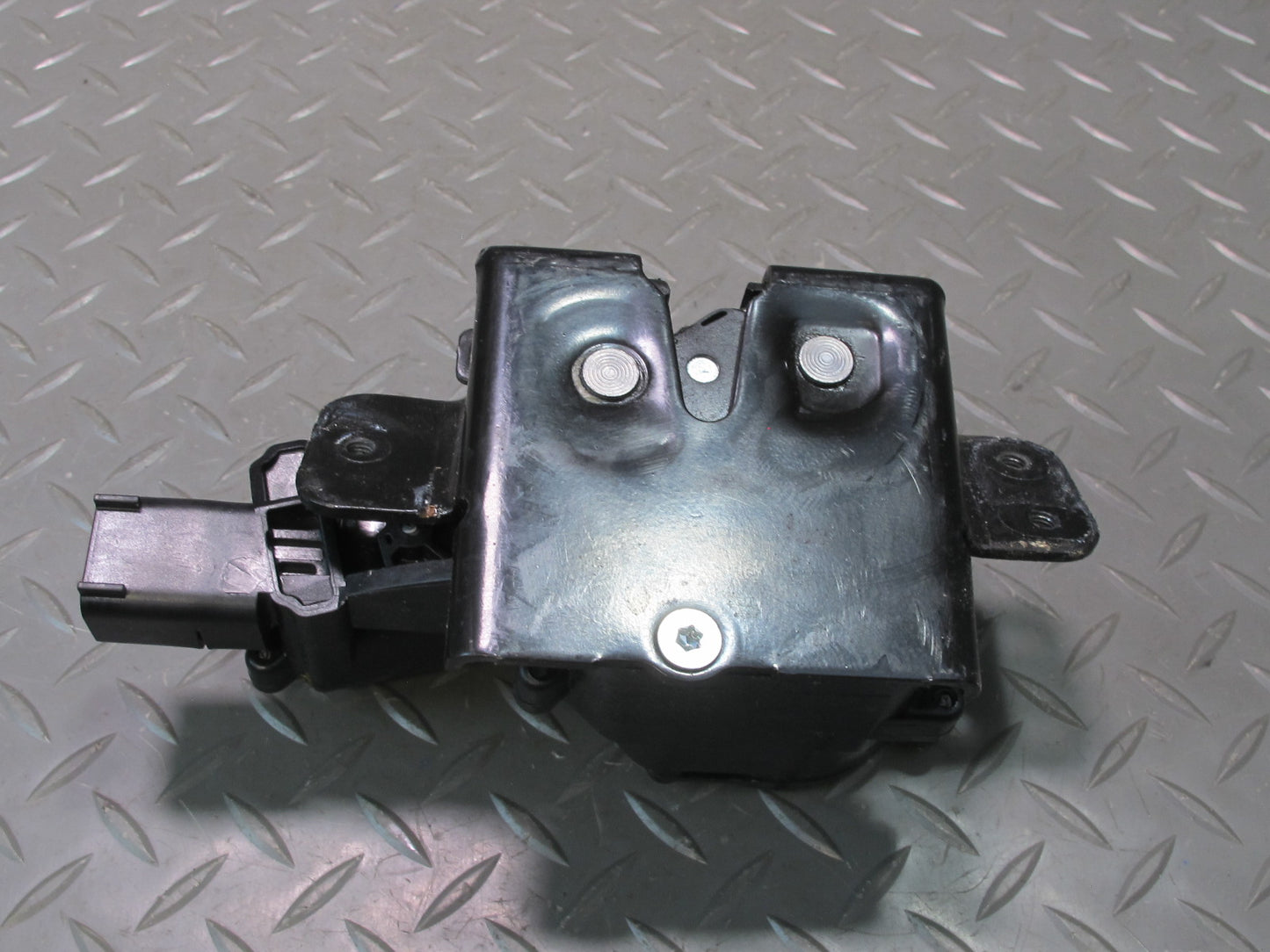 2007-2014 Cadillac Escalade Rear Trunk Tailgate Lock Latch w Actuator Motor