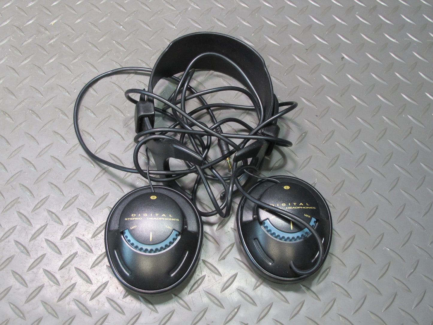 2007-2014 Cadillac Escalade Entertainment Wireless & Ross Wired Headphones Set