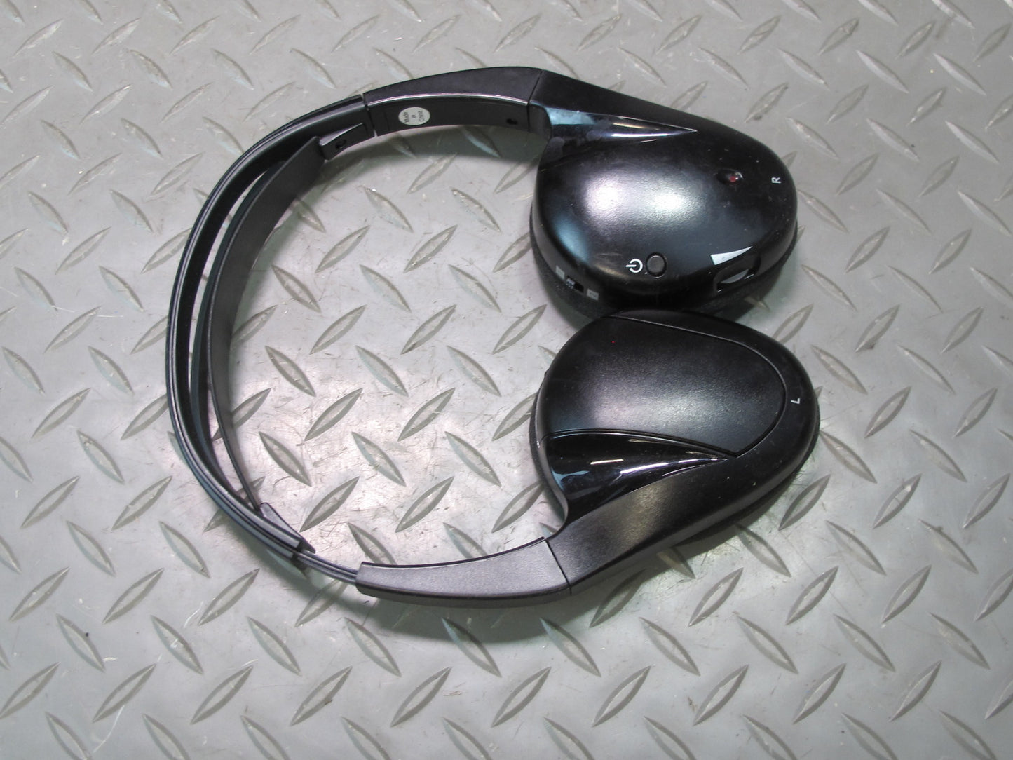 2007-2014 Cadillac Escalade Entertainment Wireless & Ross Wired Headphones Set