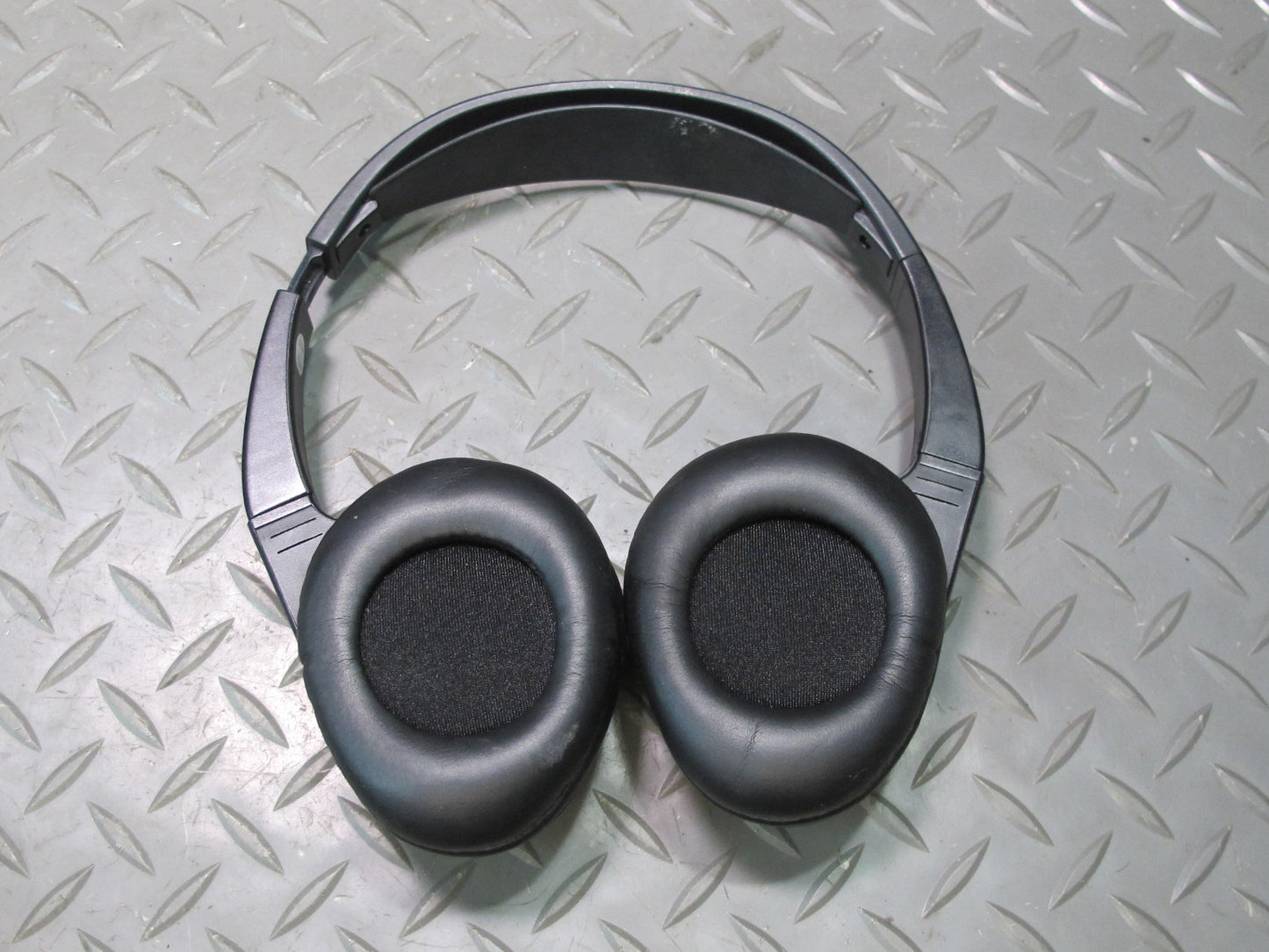 2007-2014 Cadillac Escalade Entertainment Wireless & Ross Wired Headphones Set