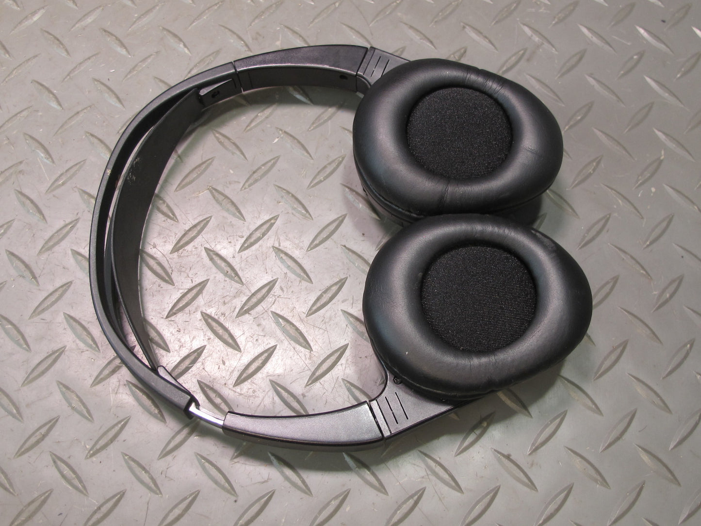 2007-2014 Cadillac Escalade Entertainment Wireless & Ross Wired Headphones Set