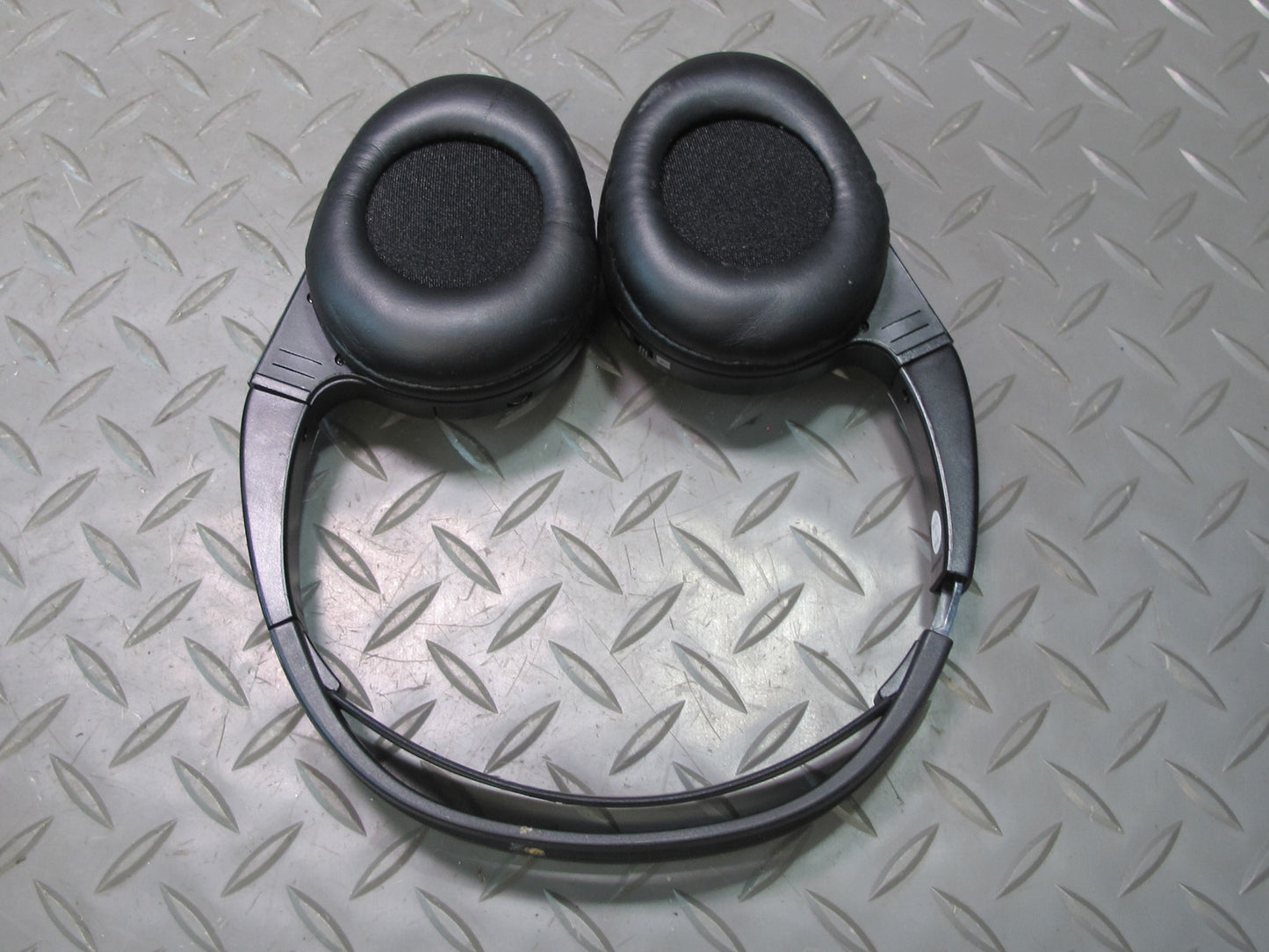 2007-2014 Cadillac Escalade Entertainment Wireless & Ross Wired Headphones Set