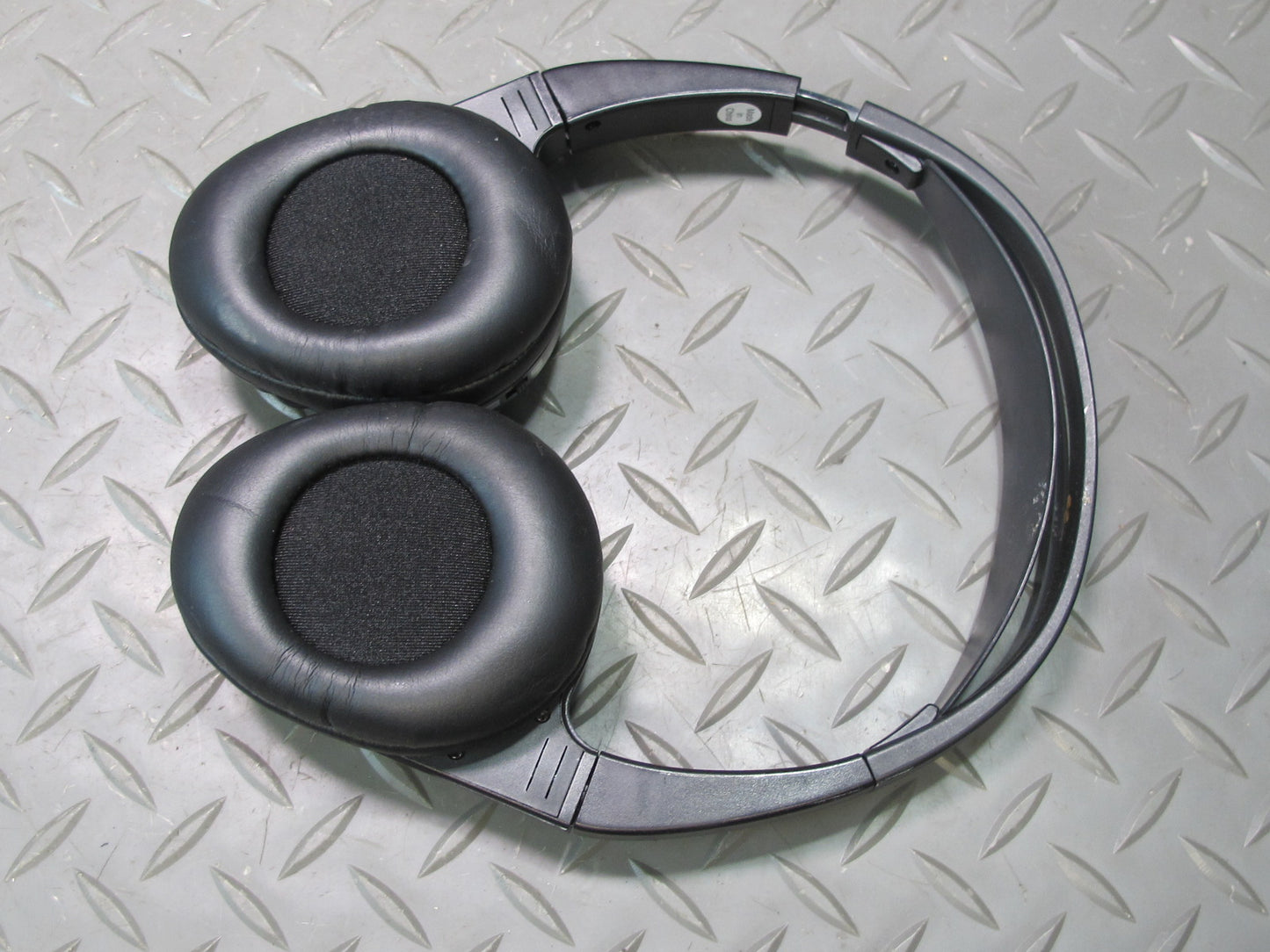 2007-2014 Cadillac Escalade Entertainment Wireless & Ross Wired Headphones Set