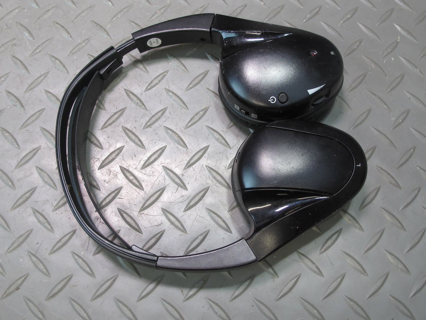 2007-2014 Cadillac Escalade Entertainment Wireless & Ross Wired Headphones Set