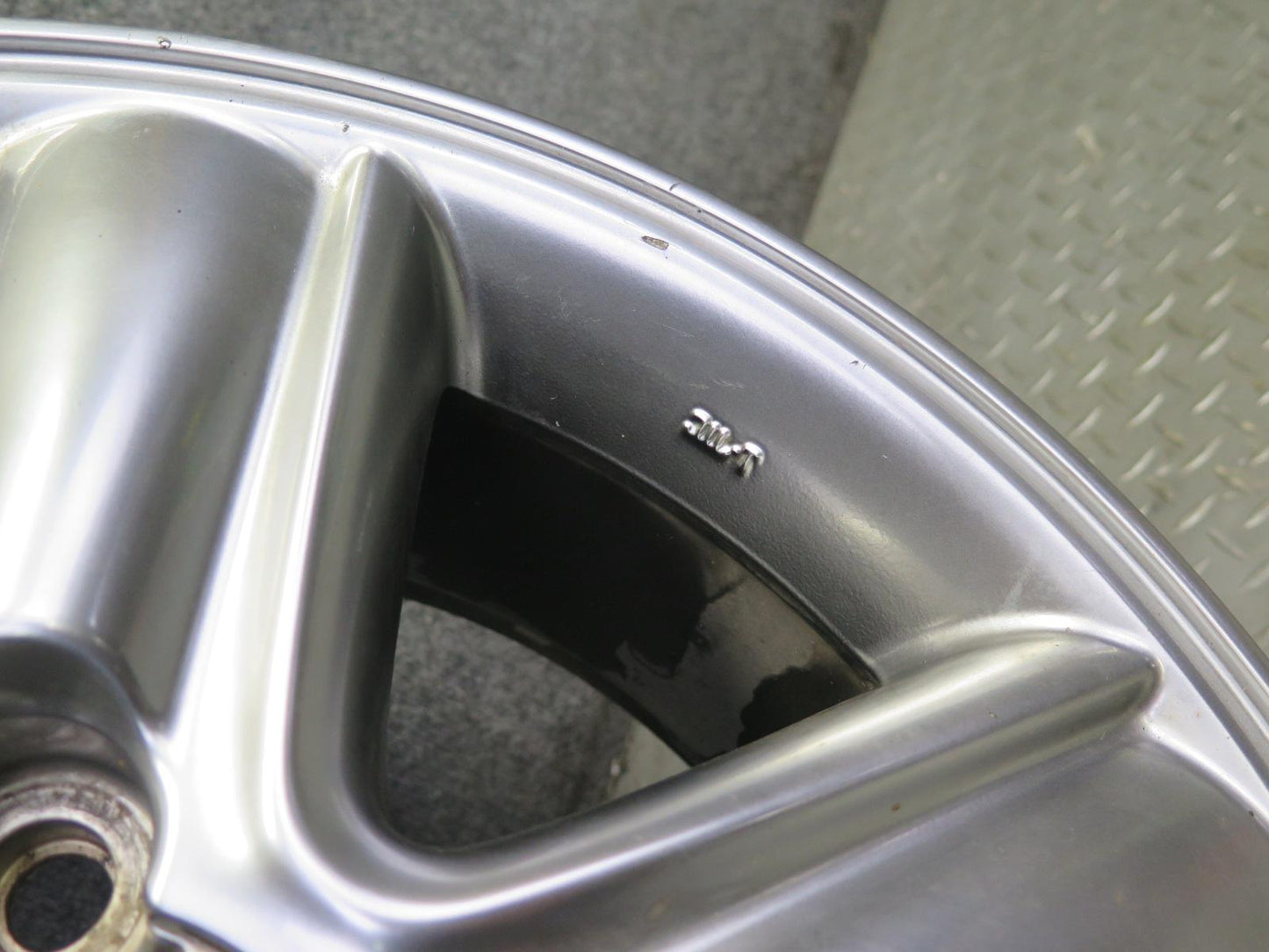 2005-2007 Lexus UZJ100L LX470 Factory 18" R18 Alloy Wheel Rim 18x8J ET60