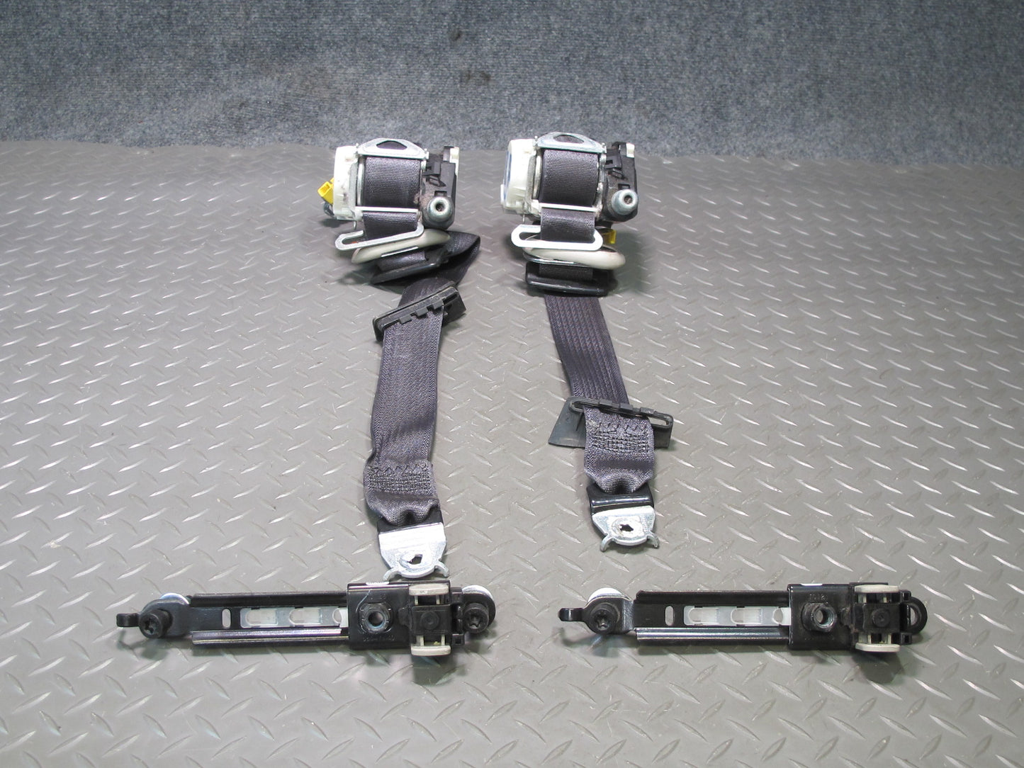 08-14 CADILLAC ESCALADE PLATINUM FRONT RIGHT & LEFT SEATBELT RETRACTOR W ADJUSTER SET BLACK OEM