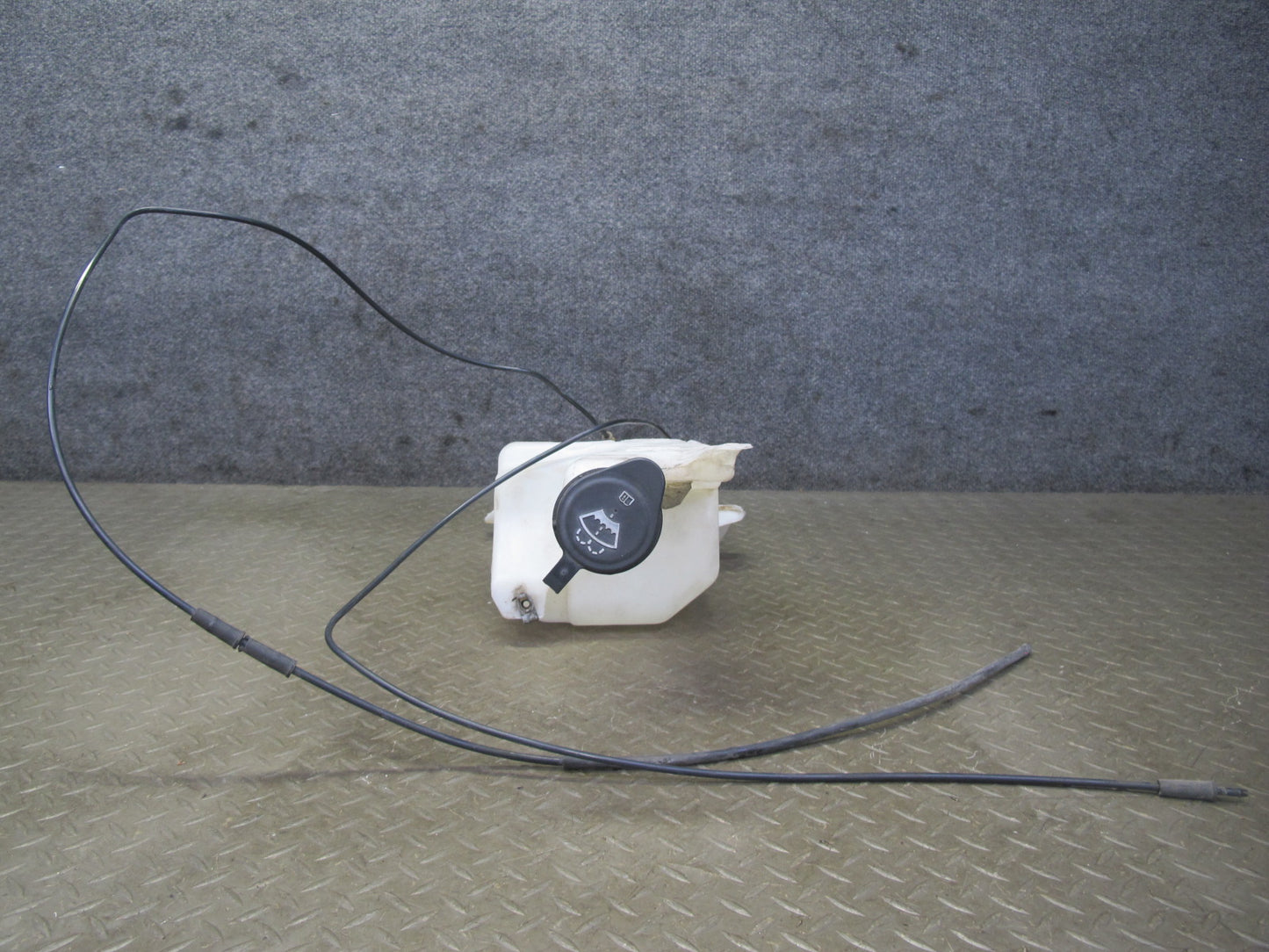 2007-2014 Cadillac Escalade Windshield Washer Fluid Reservoir Tank w Pumps