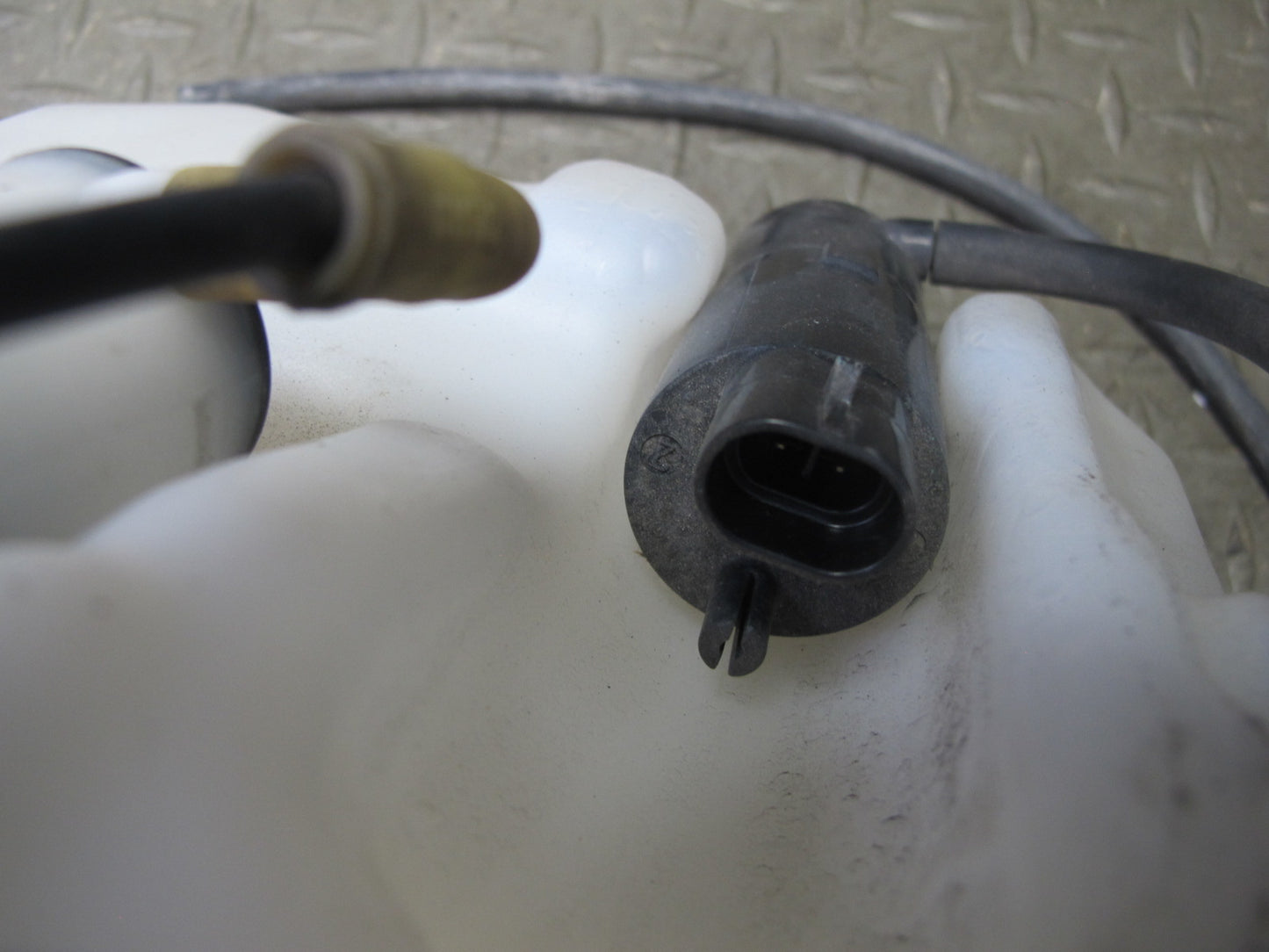 2007-2014 Cadillac Escalade Windshield Washer Fluid Reservoir Tank w Pumps