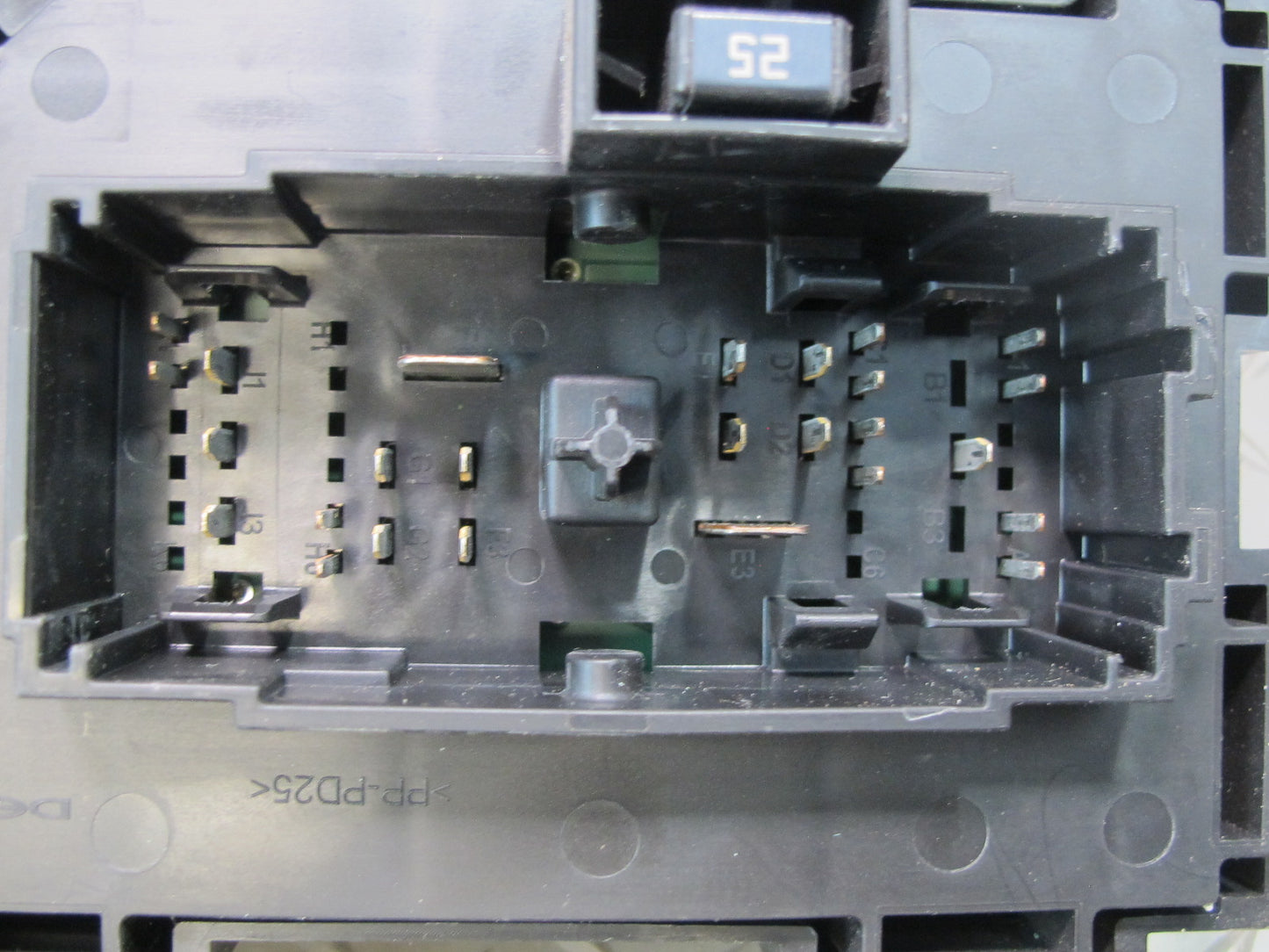2007-2014 Cadillac Escalade Power Distribution Cabin Fuse Relay Box 22925212