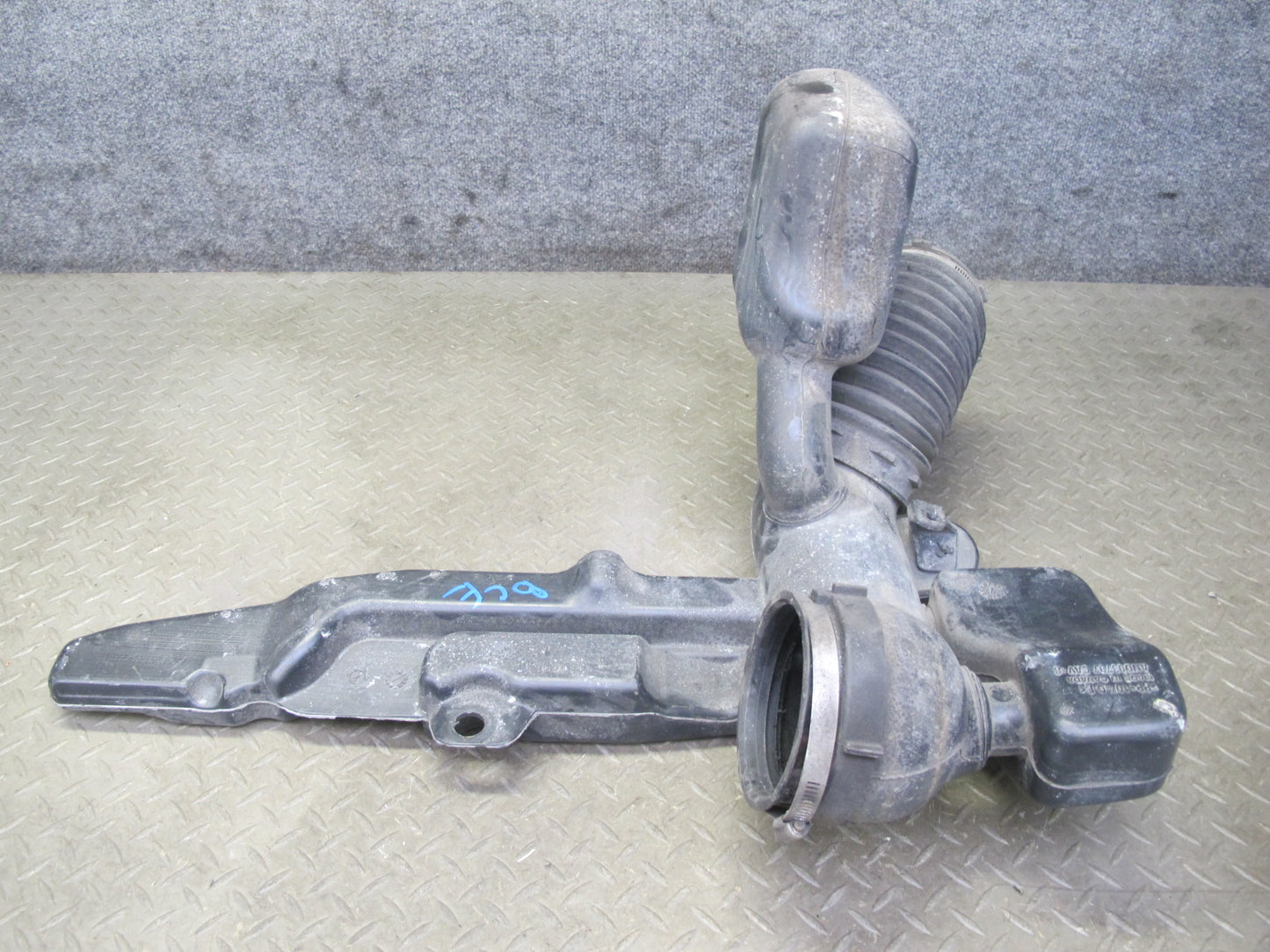 2009-2014 Cadillac Escalade Air Intake Cleaner Resonator Hose Pipe Line