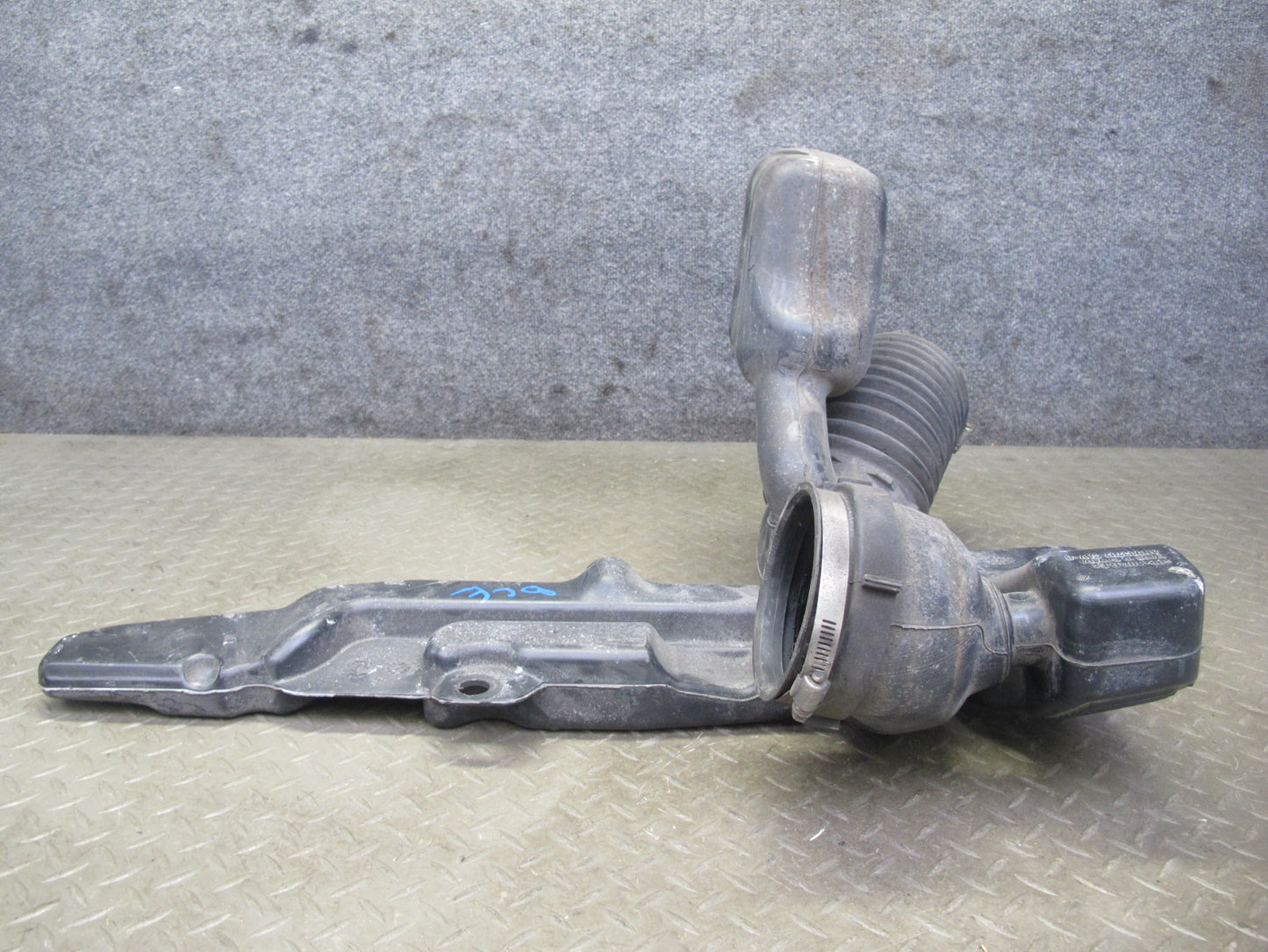 2009-2014 Cadillac Escalade Air Intake Cleaner Resonator Hose Pipe Line