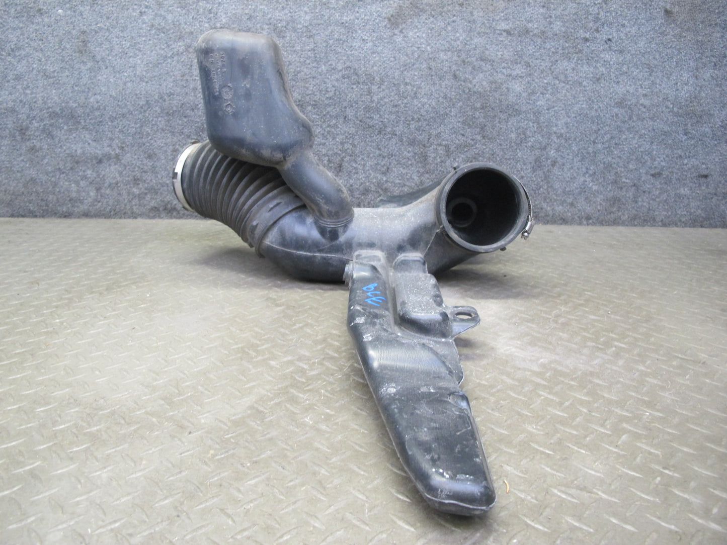 2009-2014 Cadillac Escalade Air Intake Cleaner Resonator Hose Pipe Line