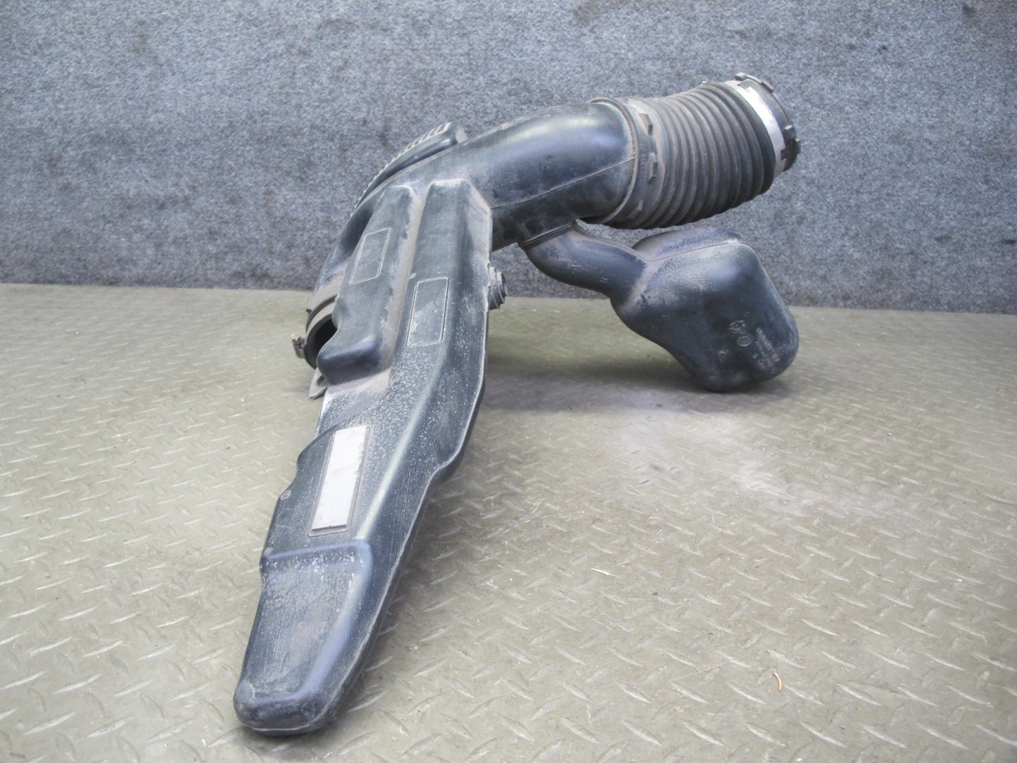 2009-2014 Cadillac Escalade Air Intake Cleaner Resonator Hose Pipe Line