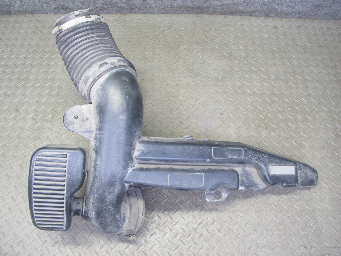 2009-2014 Cadillac Escalade Air Intake Cleaner Resonator Hose Pipe Line