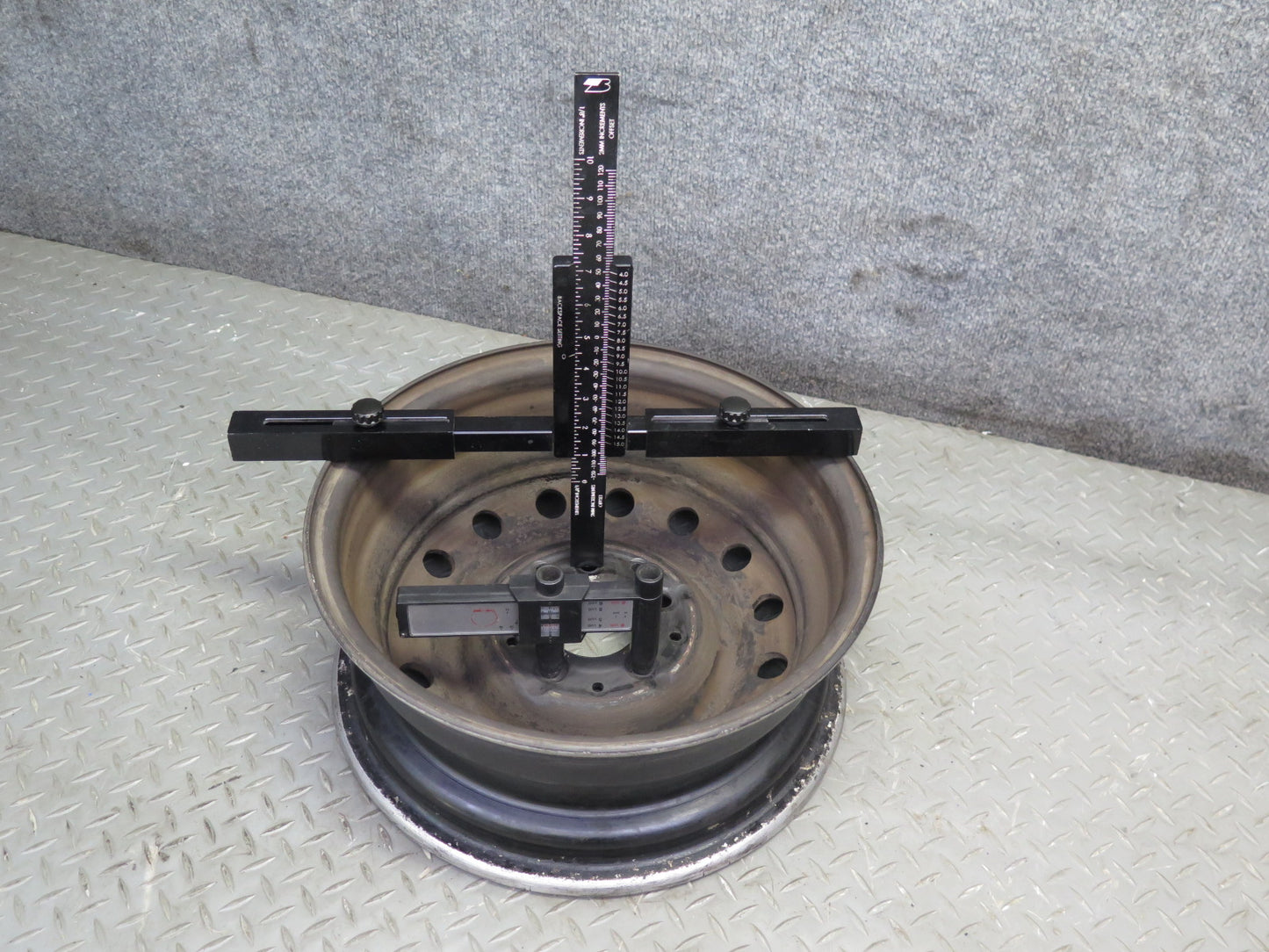 74-85 Mercedes W123 Factory 14" R14 Alloy Wheel Rim 14x5.5J ET30 1234001302 OEM