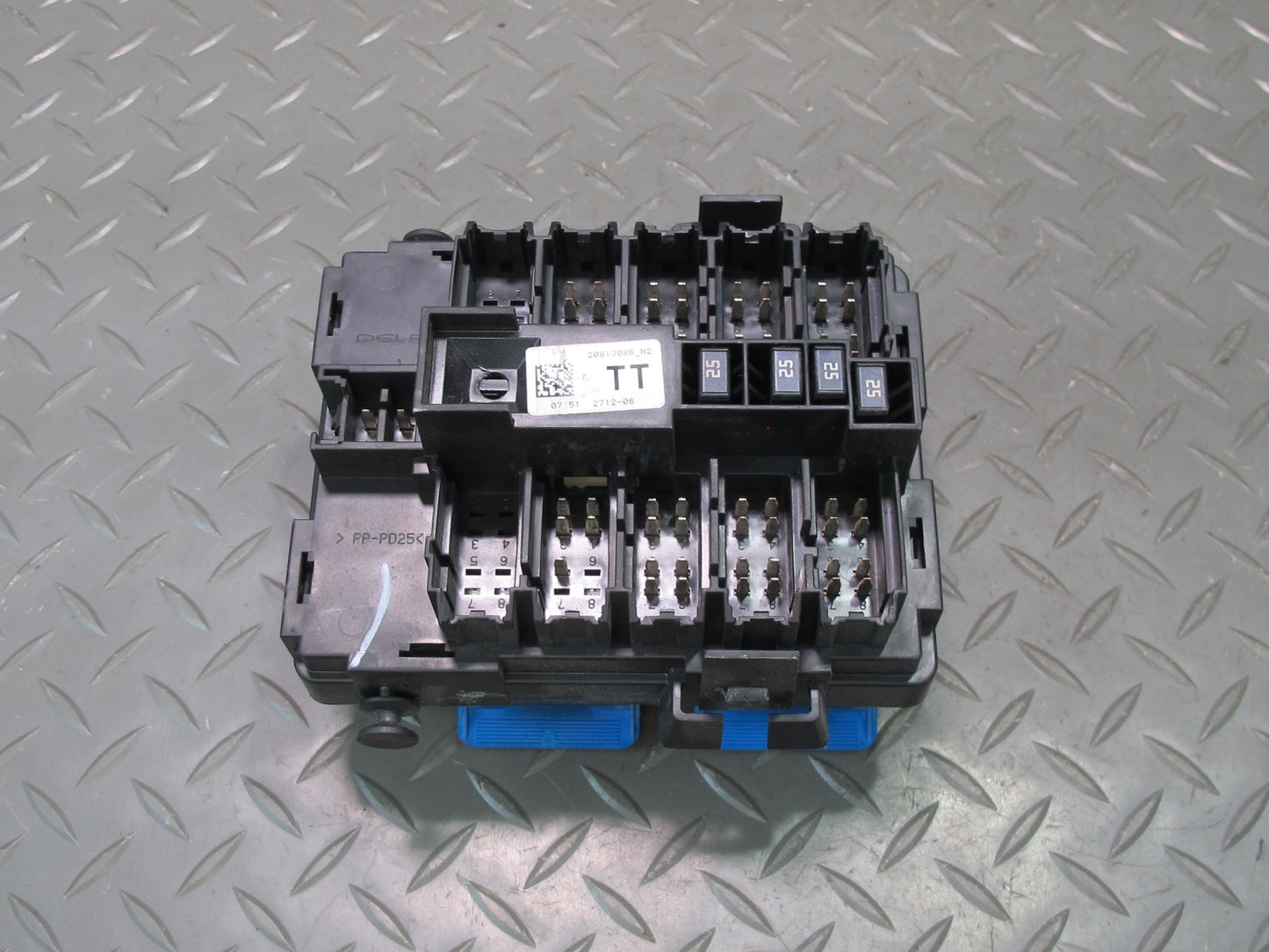 2007-2014 Cadillac Escalade Power Distribution Cabin Junction Box 20813086