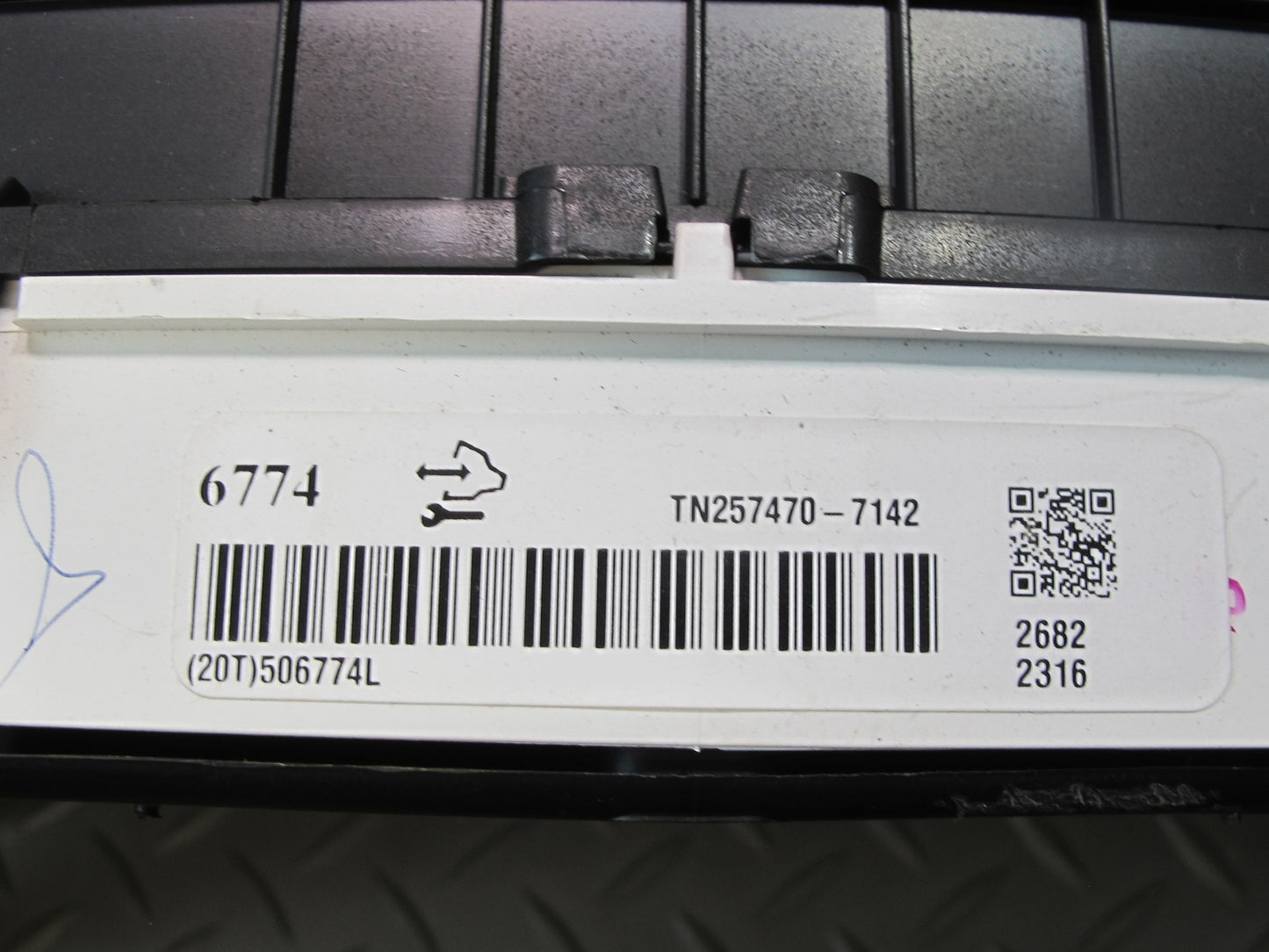 2013-2014 Cadillac Escalade Instrument Cluster Gauge Speedometer