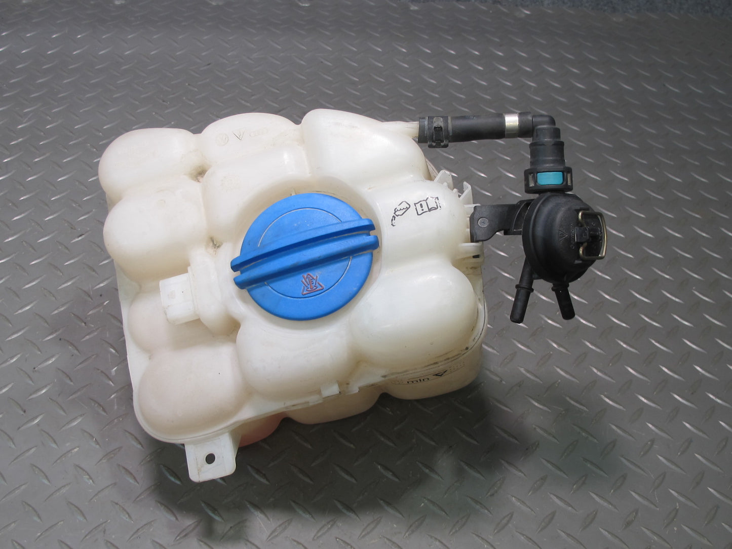 2011-2018 Porsche Cayenne 958 Radiator Coolant Overflow Expansion Tank