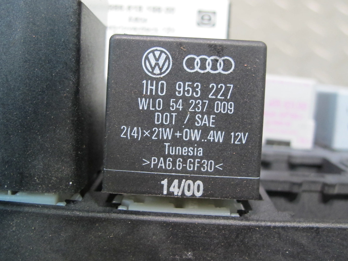 2000-2004 Porsche Boxster 986 Junction Fuse Relay Box Module Unit