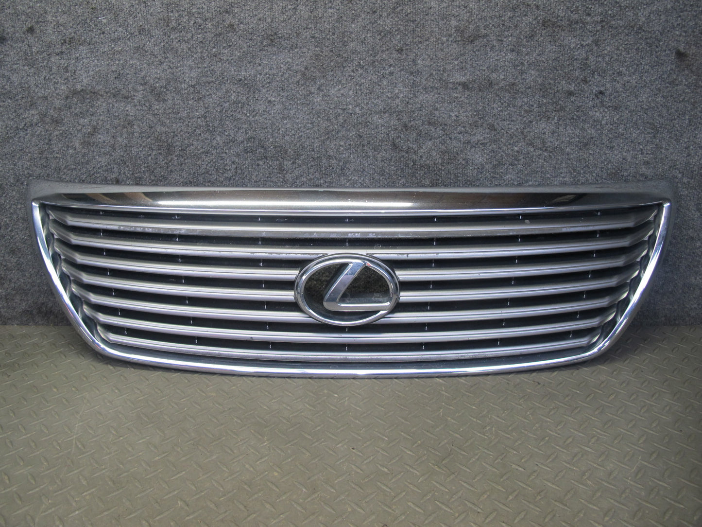 04-06 Lexus UCF30L LS430 Front Upper Hood Chrome Grille w Emblem OEM