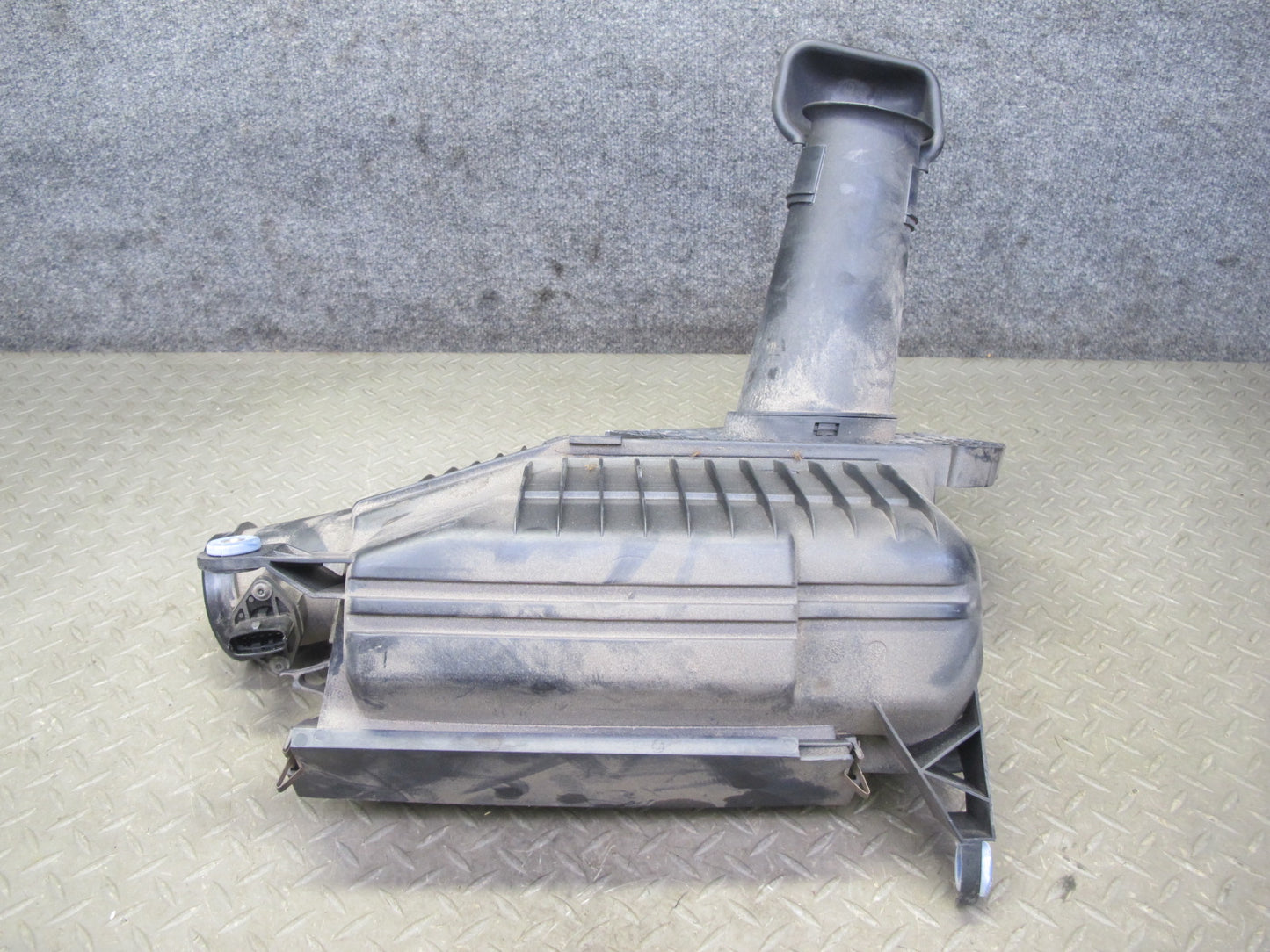 1997-2004 Porsche Boxster 986 Engine Air Intake Cleaner Filter Box Housing