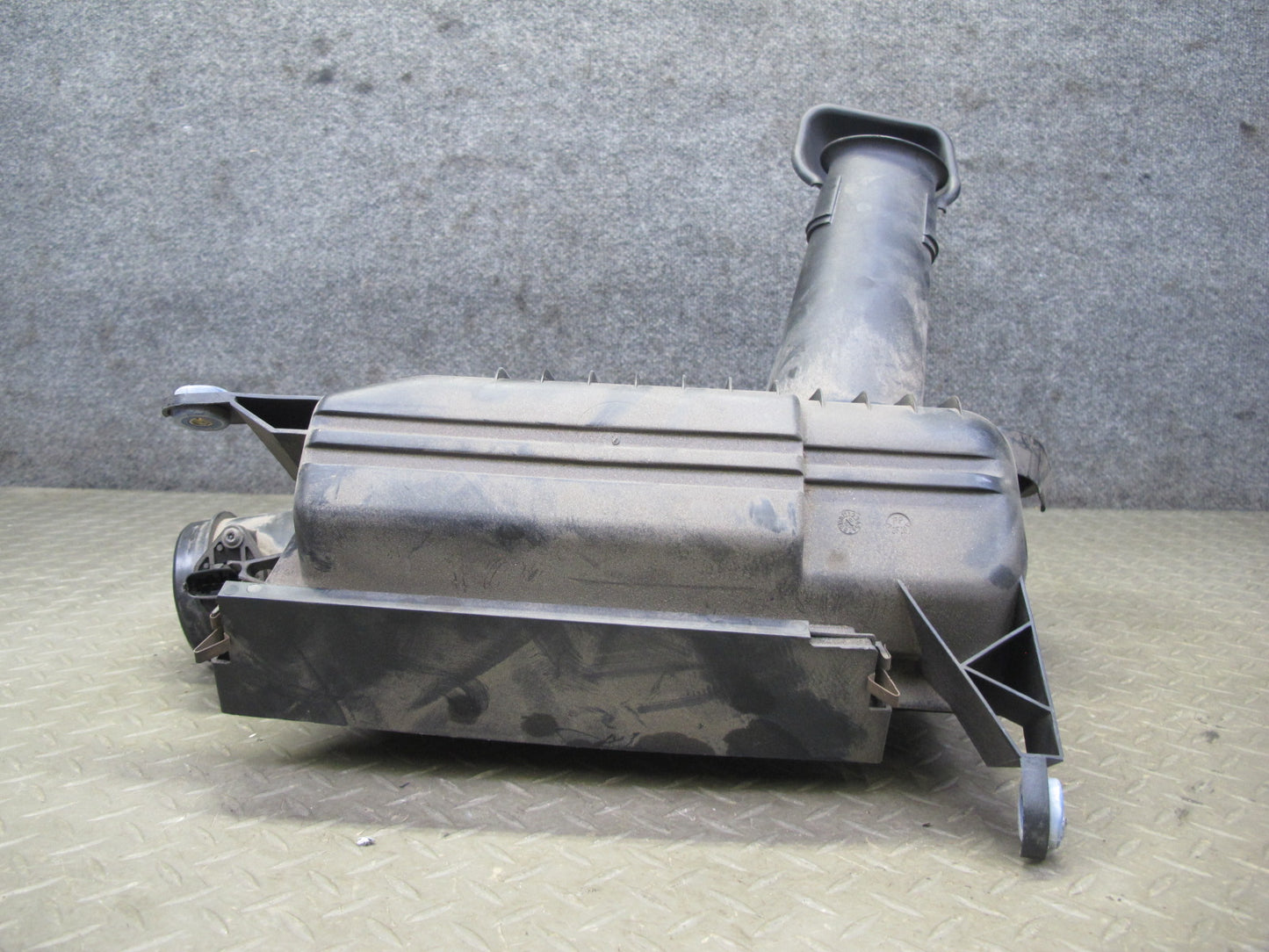 1997-2004 Porsche Boxster 986 Engine Air Intake Cleaner Filter Box Housing