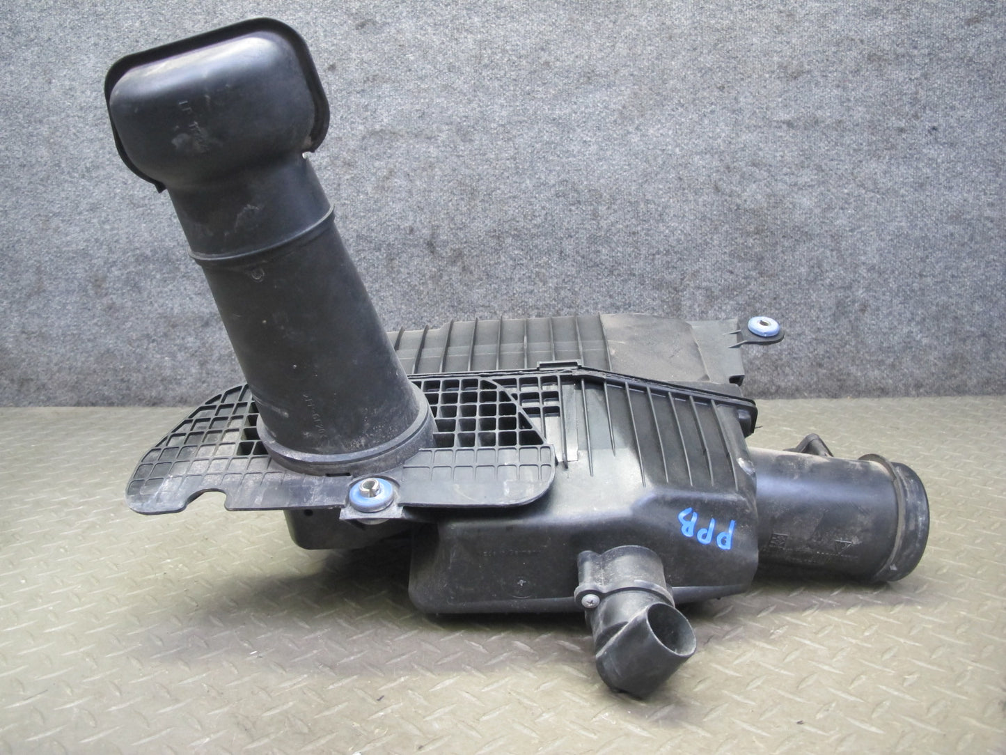 1997-2004 Porsche Boxster 986 Engine Air Intake Cleaner Filter Box Housing