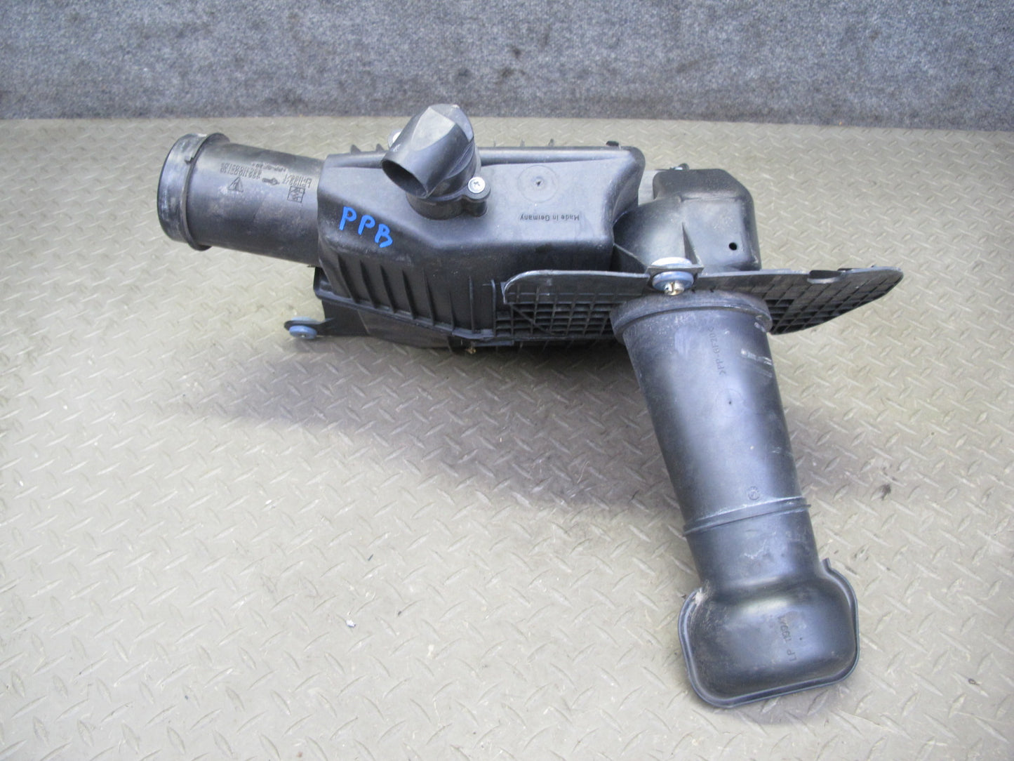 1997-2004 Porsche Boxster 986 Engine Air Intake Cleaner Filter Box Housing