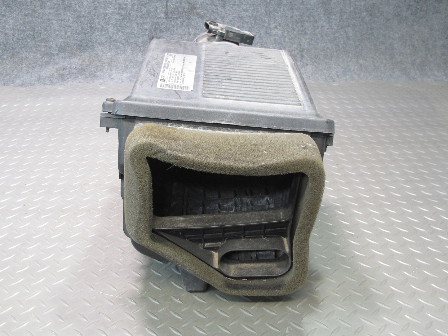 2009-2014 Cadillac Escalade Air Intake Cleaner Filter Box w MAF Sensor