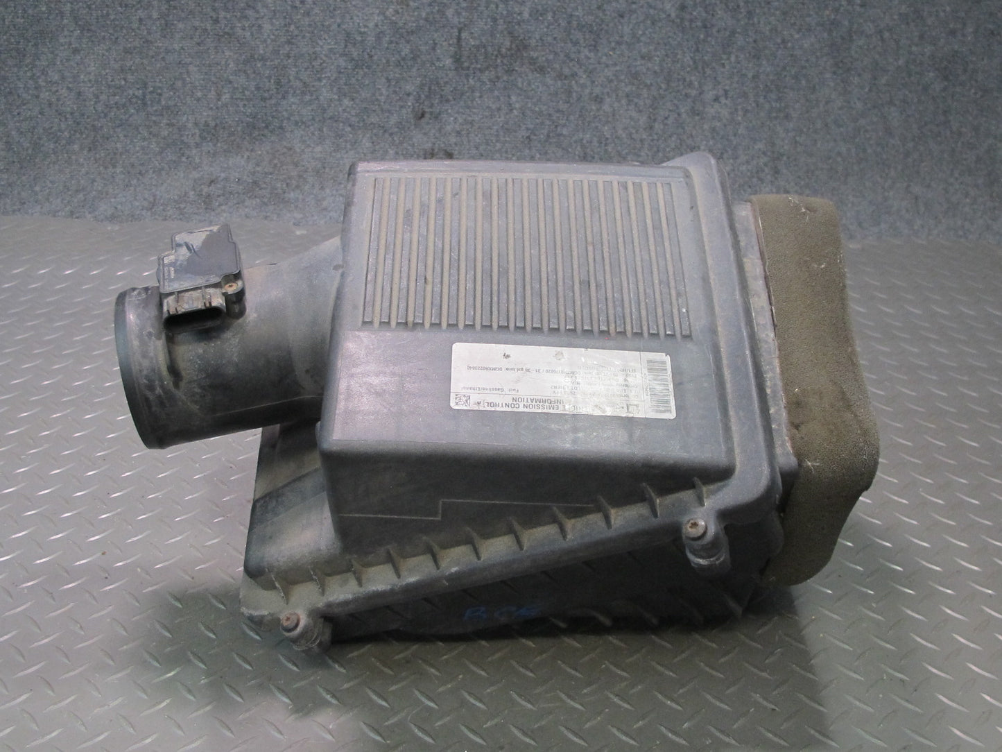 2009-2014 Cadillac Escalade Air Intake Cleaner Filter Box w MAF Sensor