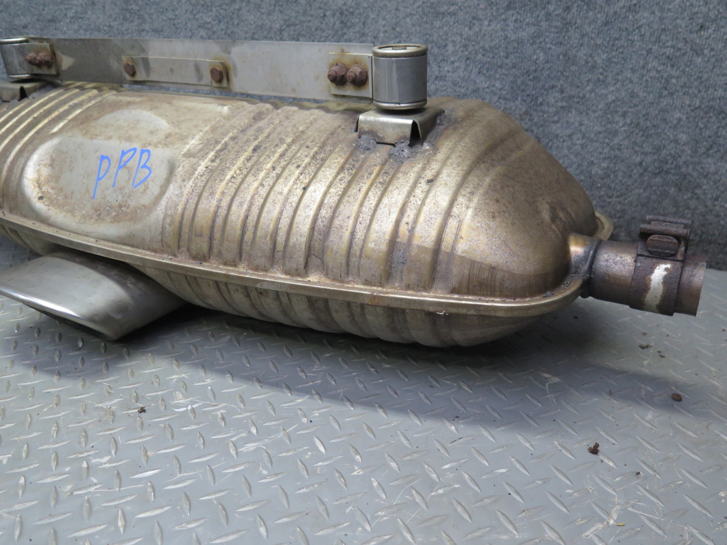 2000-2002 Porsche Boxster 986 2.7L MT Engine Rear Exhaust Muffler Assembly