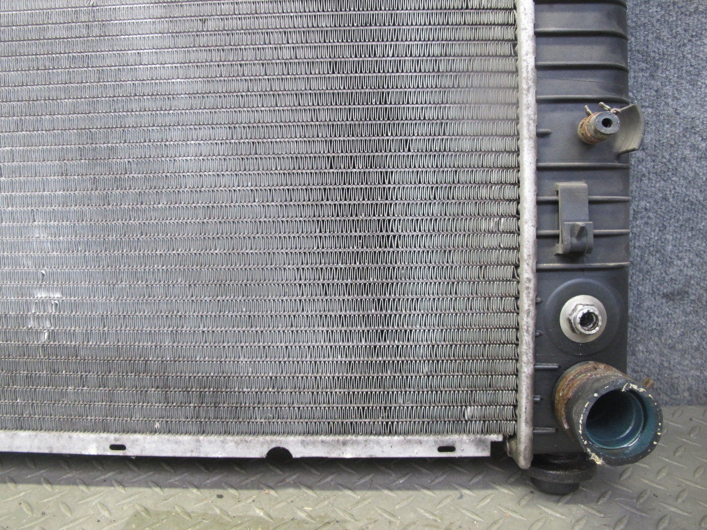 2009-2014 Cadillac Escalade 6.2L A/T Engine Cooling Radiator 22840116